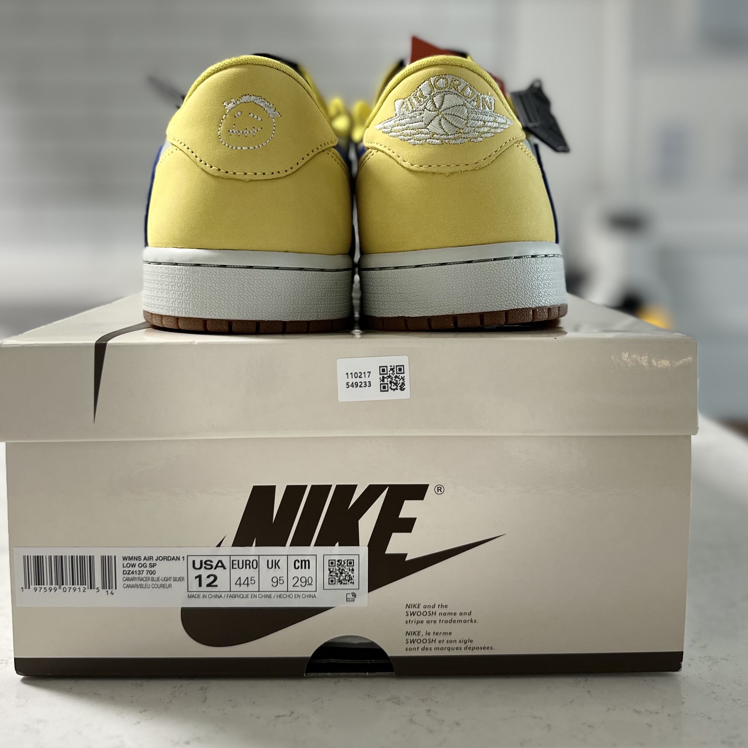 (W) Jordan 1 x Travis Scott Retro Low OG SP Canary 착용 스타일 - 1
