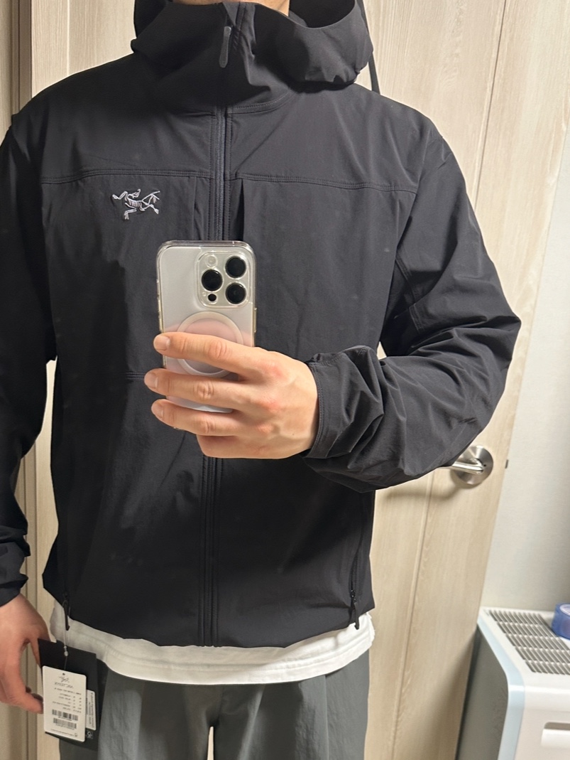 Arc'teryx Gamma Lightweight Hoody Black 착용 스타일
