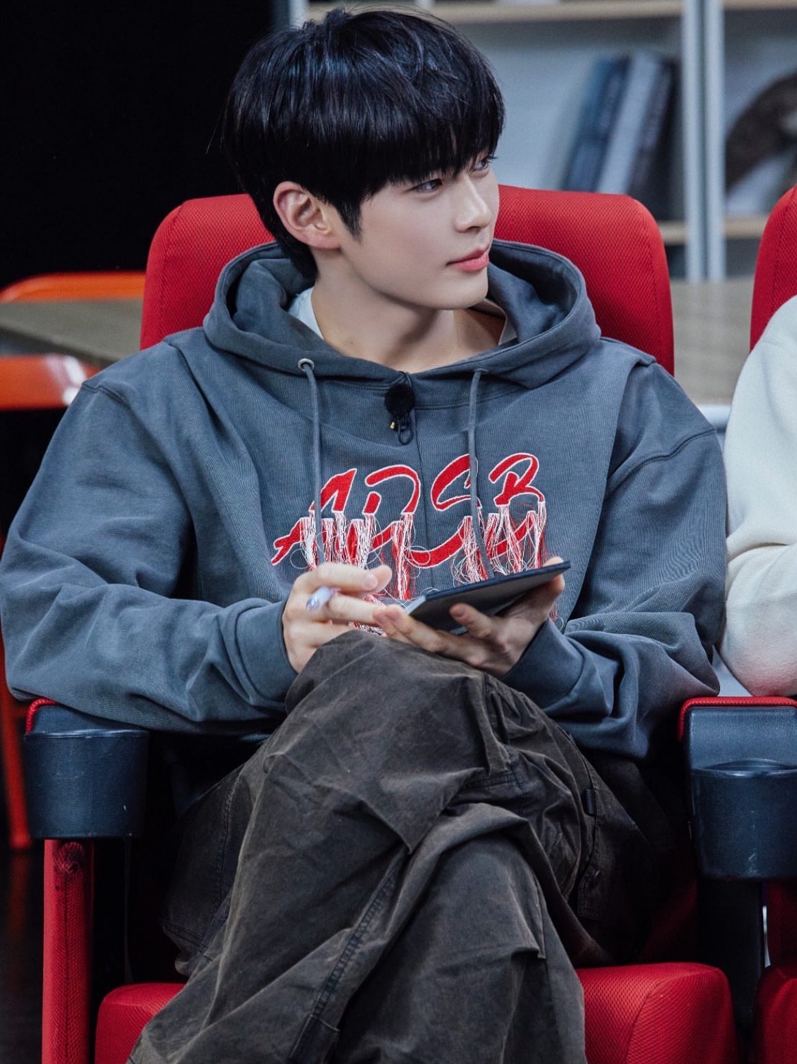 [KREAM 단독] ADSB Andersson Bell Rodri Crew-Neck Sweater Black 착용 스타일 - 2