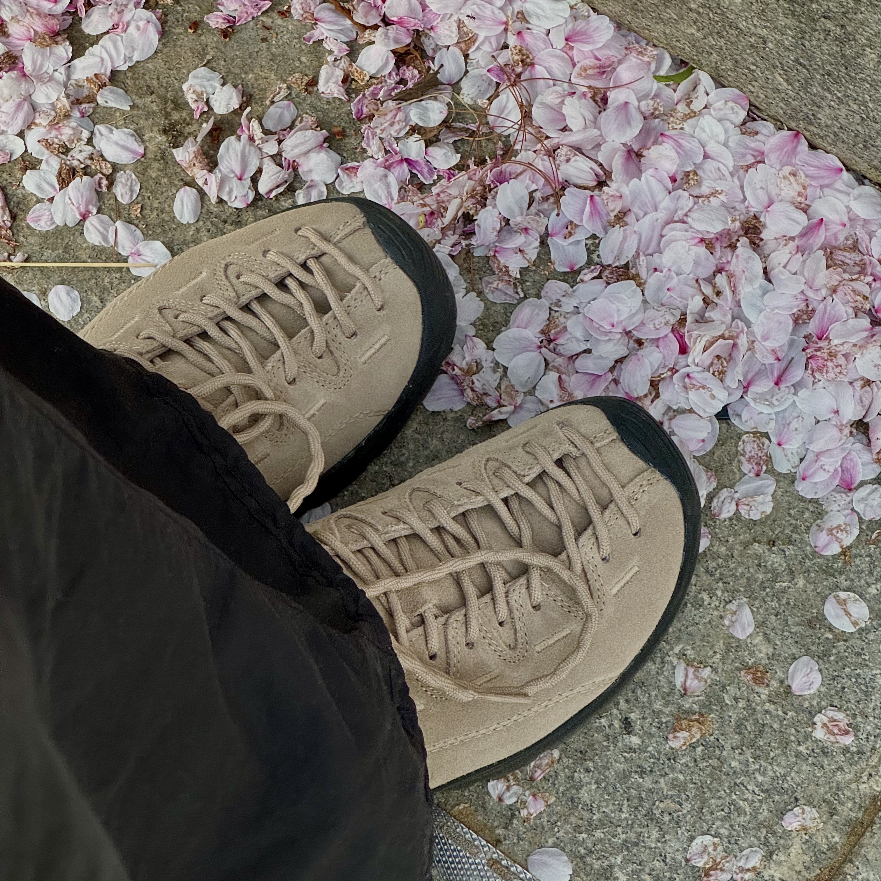 (W) Keen Jasper Suede Sneakers Silver Mink 착용 스타일 - 1