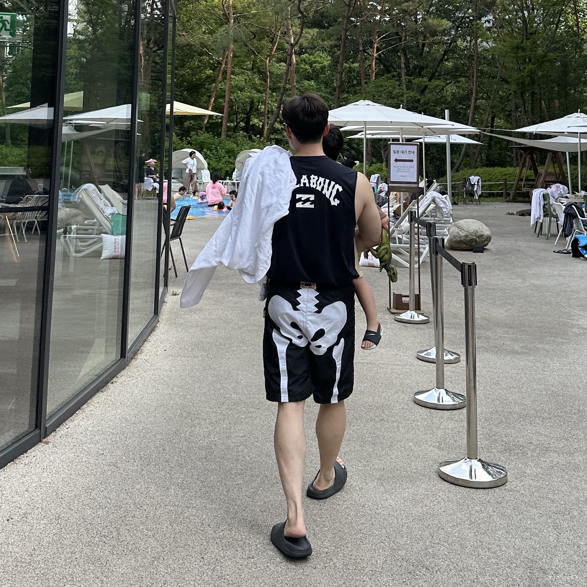 Kapital Nylon Bone Swimsuit Black, Adidas Yeezy Slide Dark Onyx 2024 착용 스타일 - 1