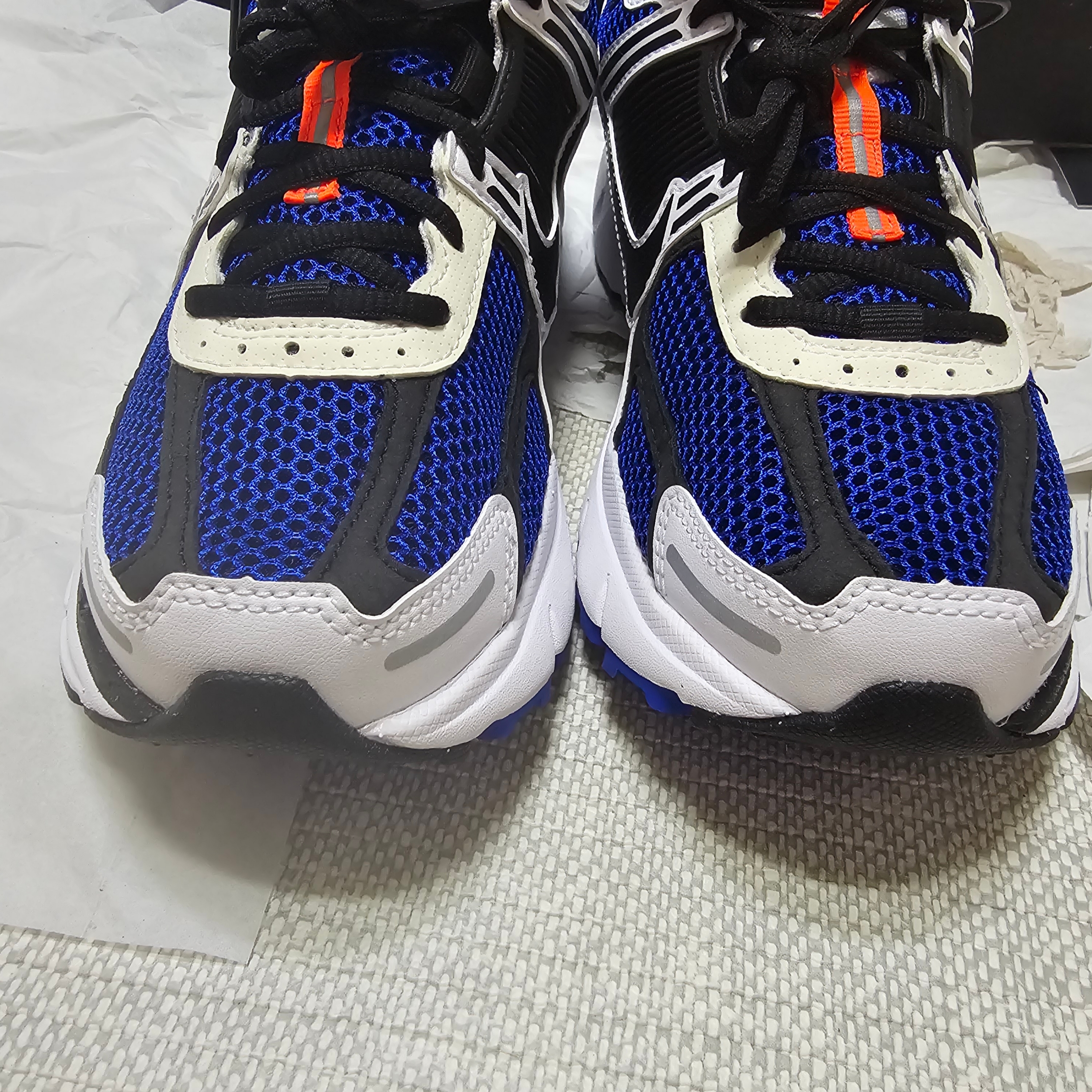 Nike Zoom Vomero 5 White Racer Blue Black 착용 스타일 - 4