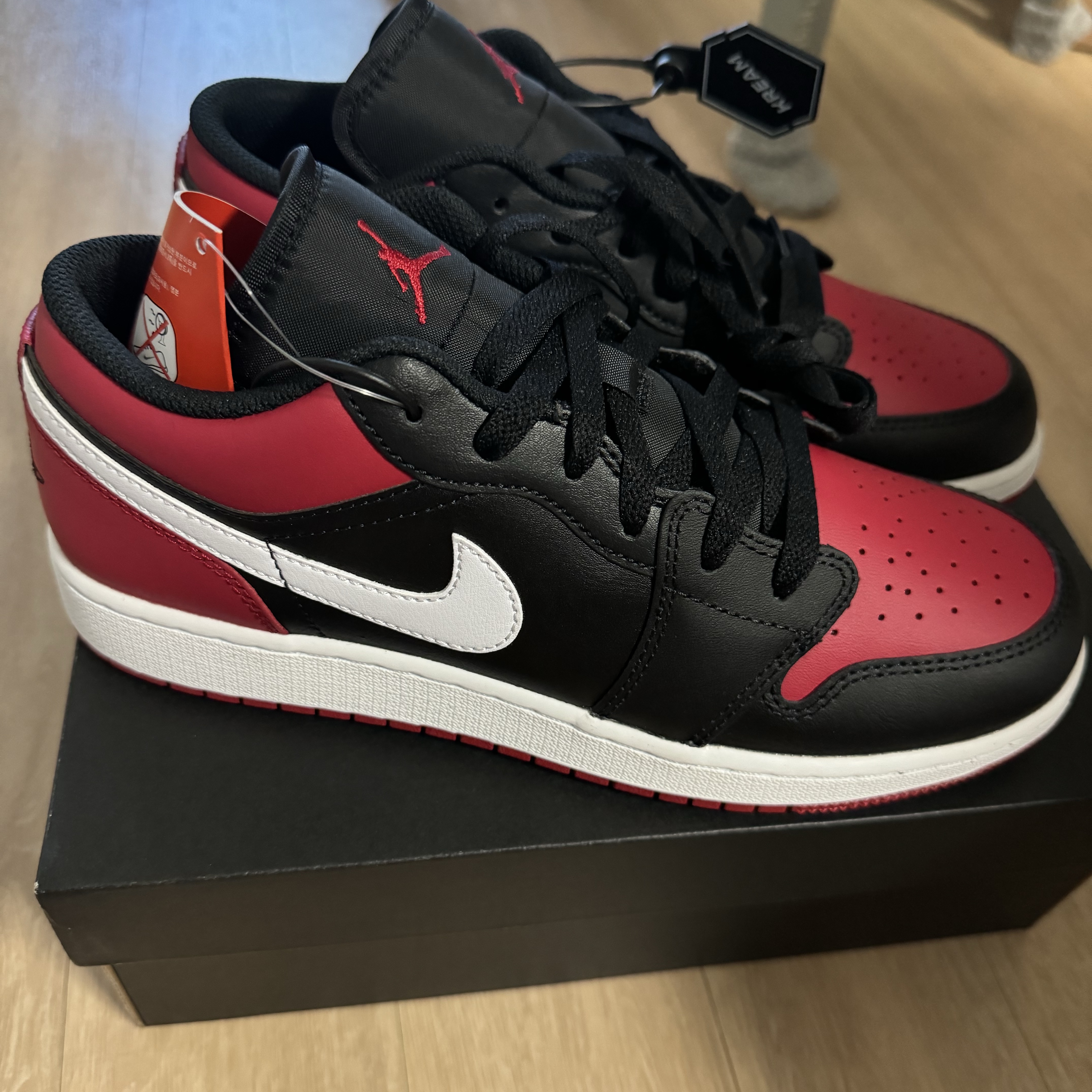 (GS) Jordan 1 Low Alternate Bred Toe Black Gym Red 착용 스타일