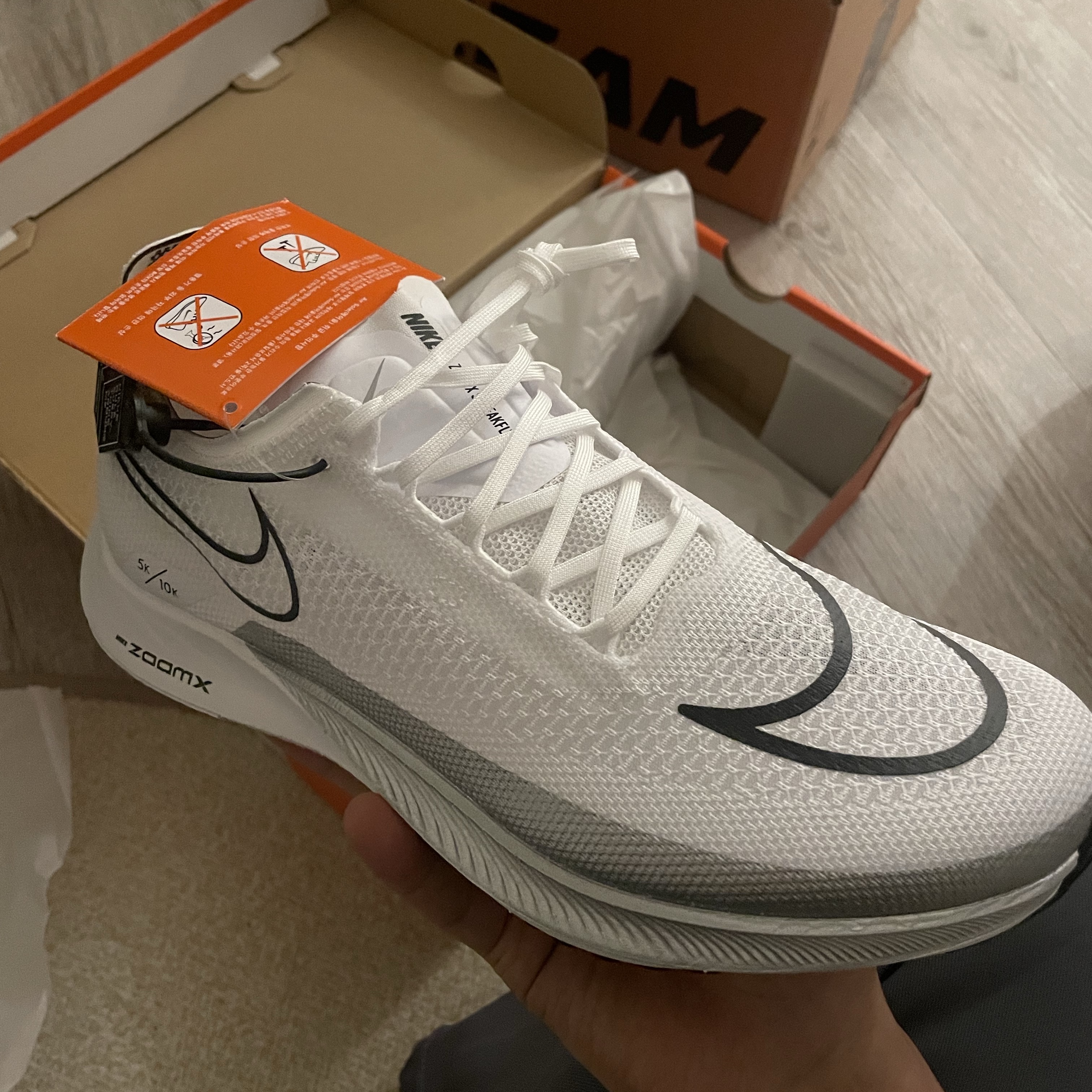 Nike ZoomX Streakfly White Metallic Silver 착용 스타일 - 1