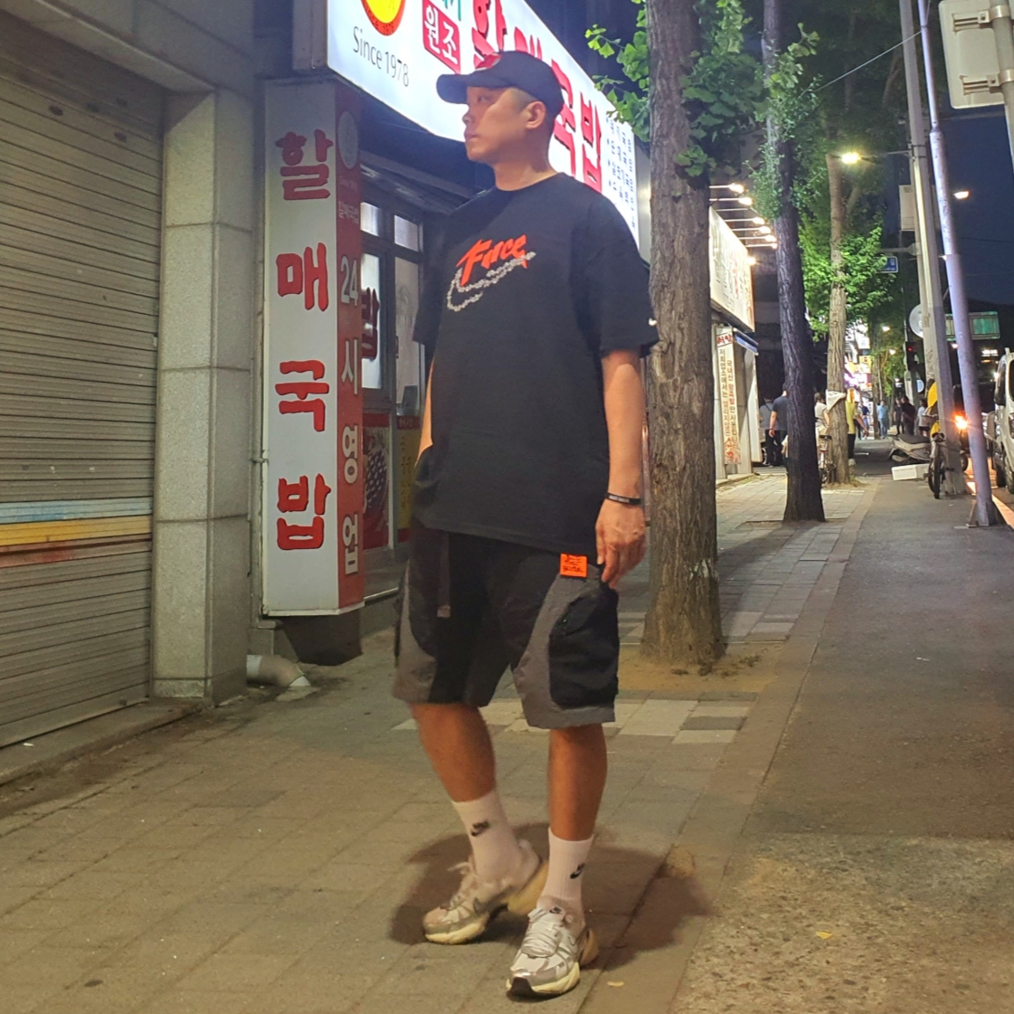 Nike V2K Run Pure Platinum Light Iron Ore, Supreme Warm Up 6-Panel Black - 23FW 착용 스타일 - 1