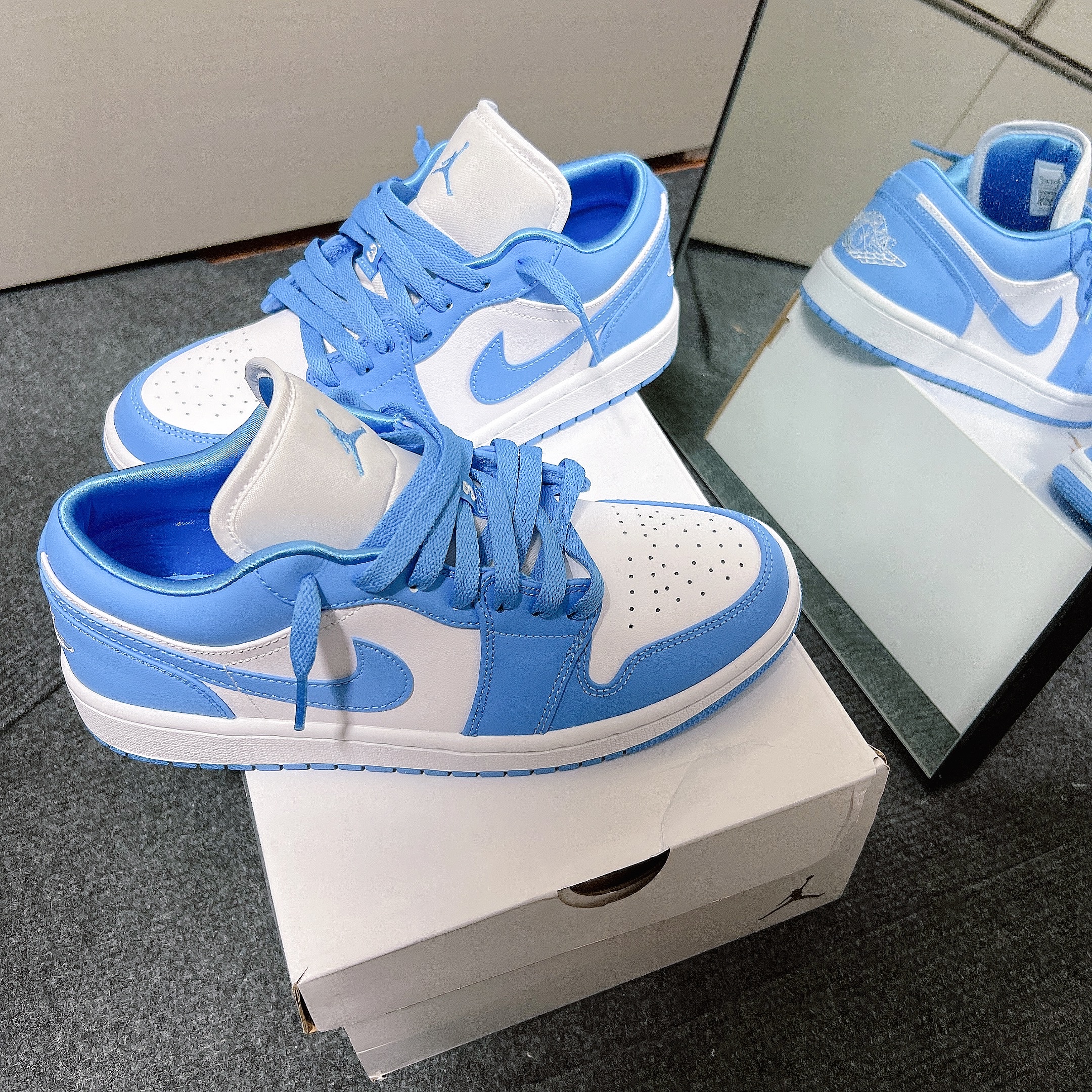 (W) Jordan 1 Low UNC University Blue 착용 스타일 - 3