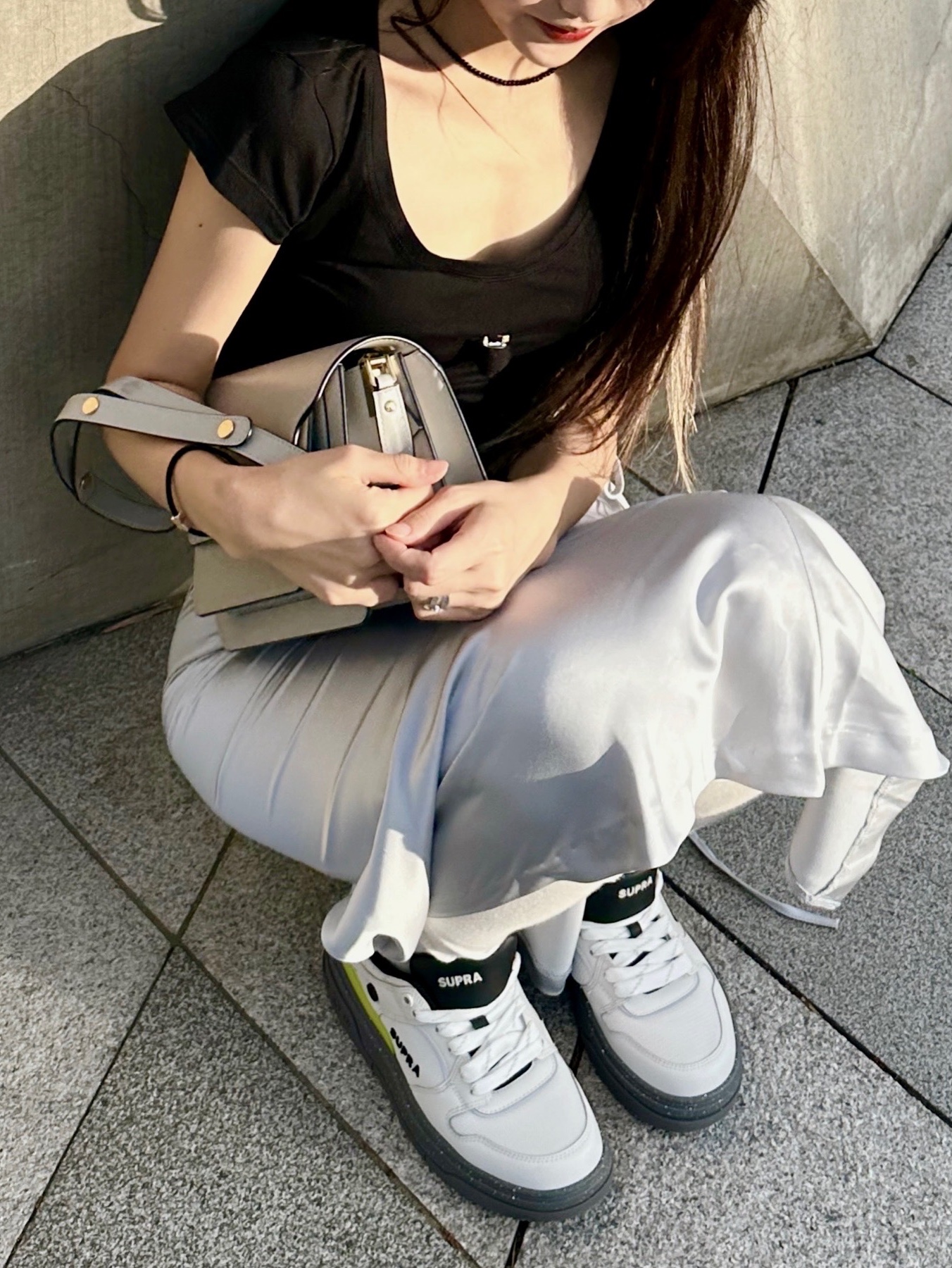 마르니 사피아노 미디움 트렁크백 그레이 착용 스타일 - 5
