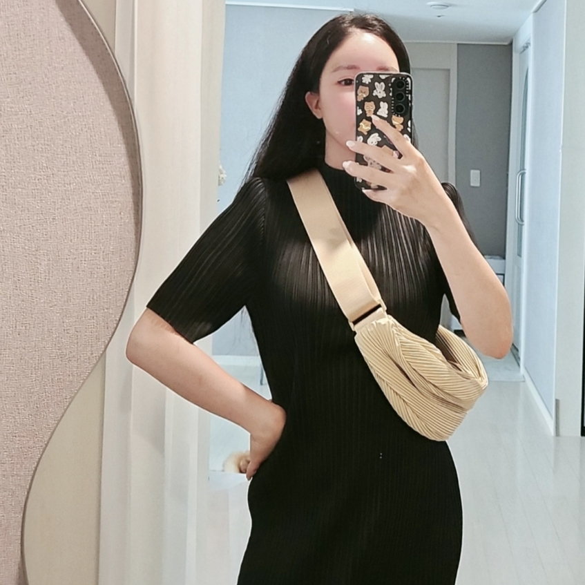 COS Swing Pleated Crossbody Bag Beige 착용 스타일