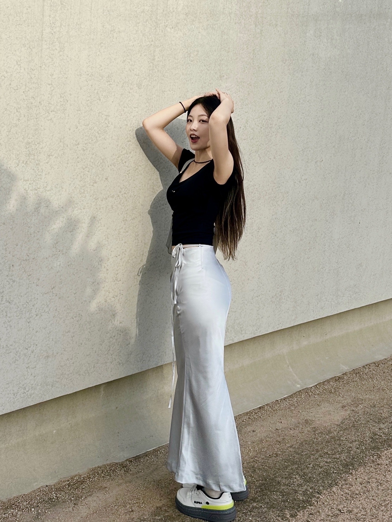 마르니 사피아노 미디움 트렁크백 그레이 착용 스타일 - 3