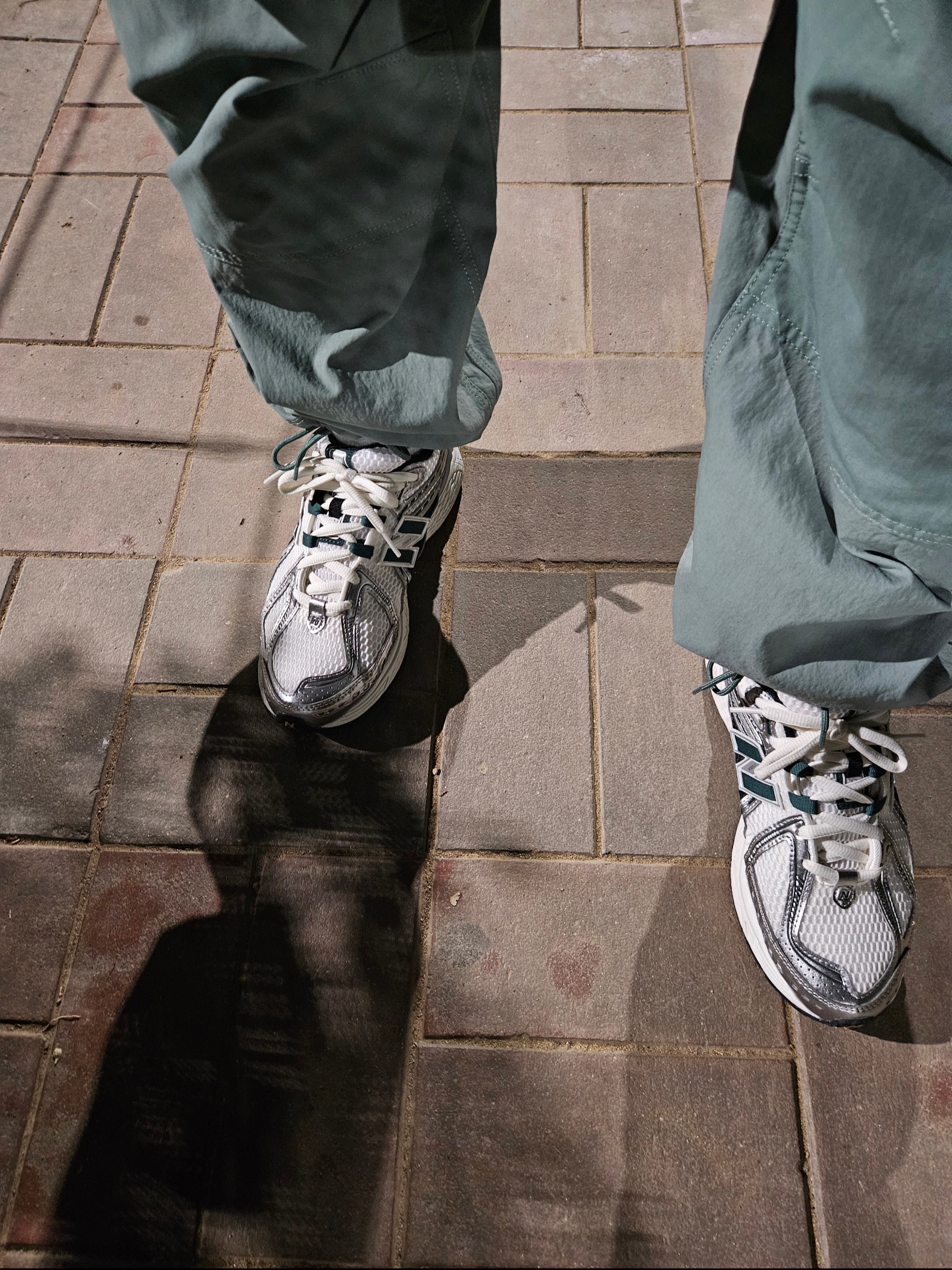New Balance 1906R Silver Metallic Green 착용 스타일 - 4