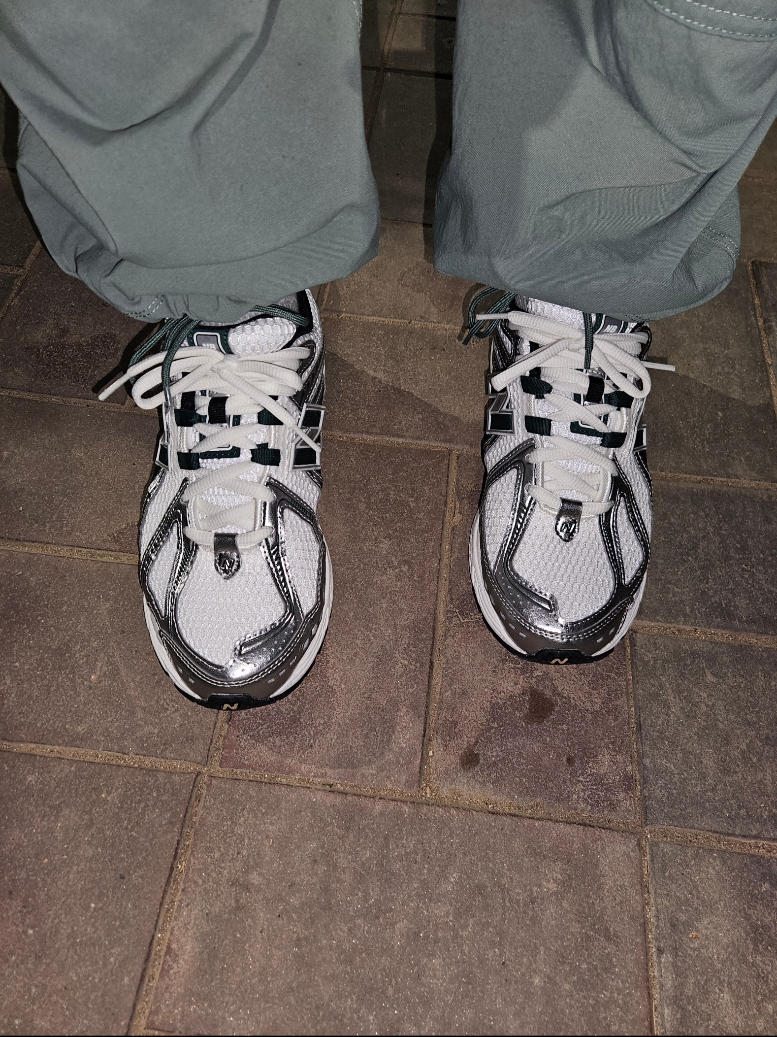 New Balance 1906R Silver Metallic Green 착용 스타일 - 2