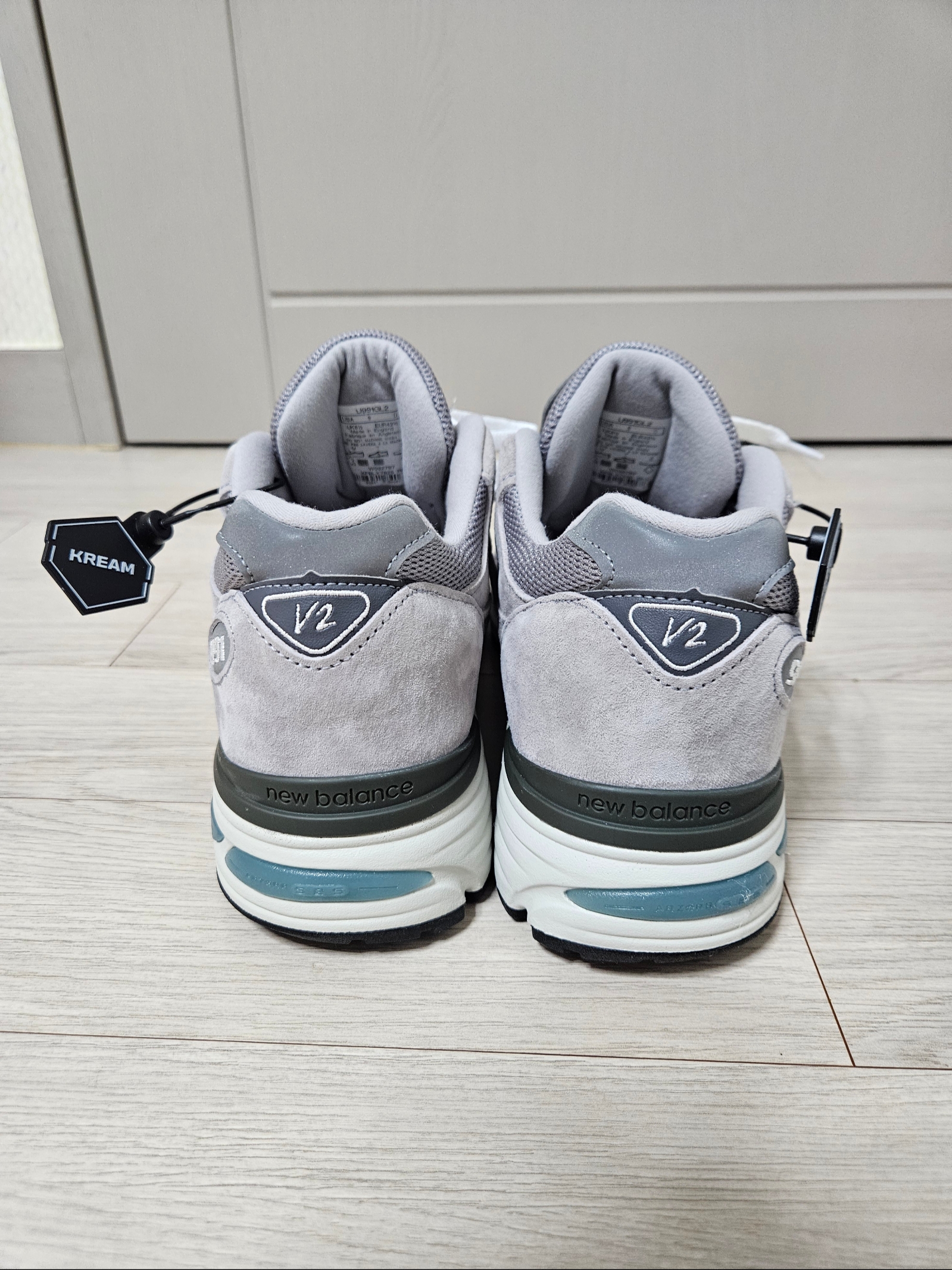 New Balance 991v2 Made in UK Rock Ridge Alloy Silver 착용 스타일 - 3