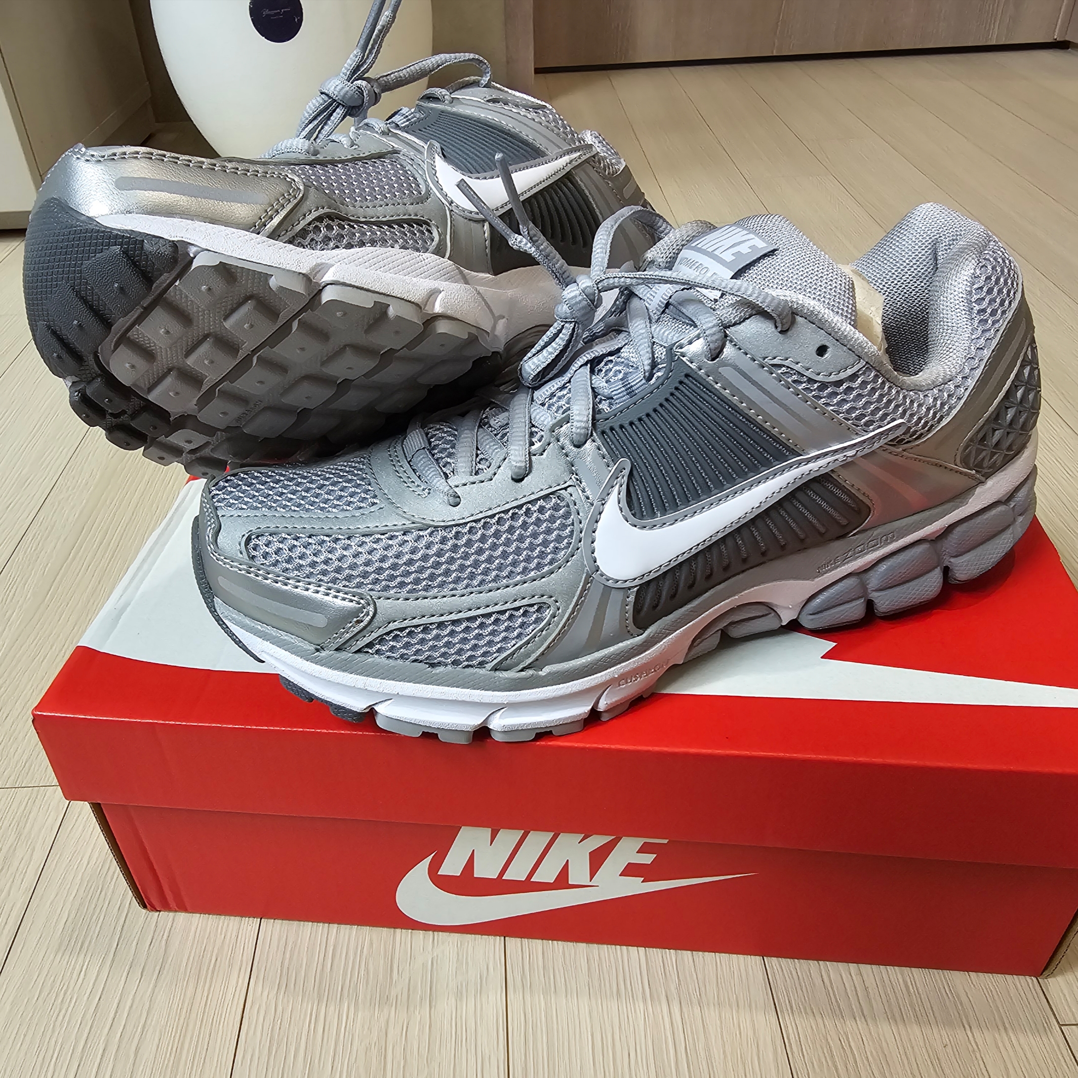 Nike Zoom Vomero 5 Wolf Grey White 착용 스타일 - 2