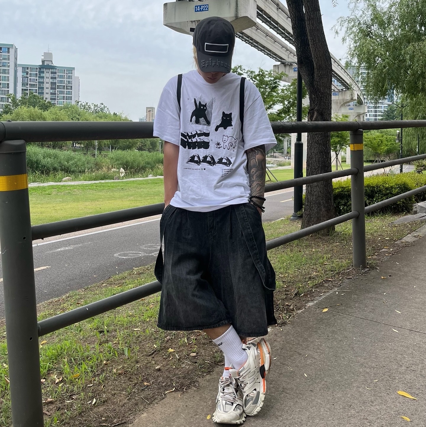 Balenciaga Track Sneakers White Orange 2019 착용 스타일 - 5