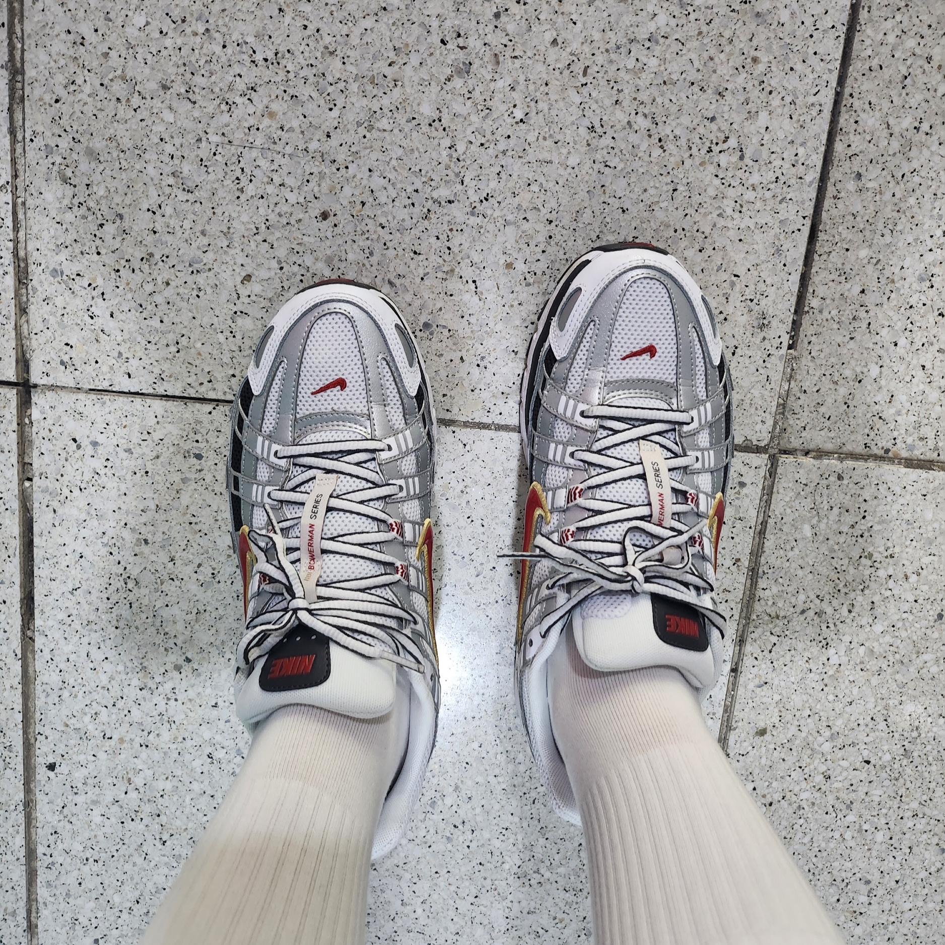 (W) Nike P-6000 Metallic Silver Red 착용 스타일