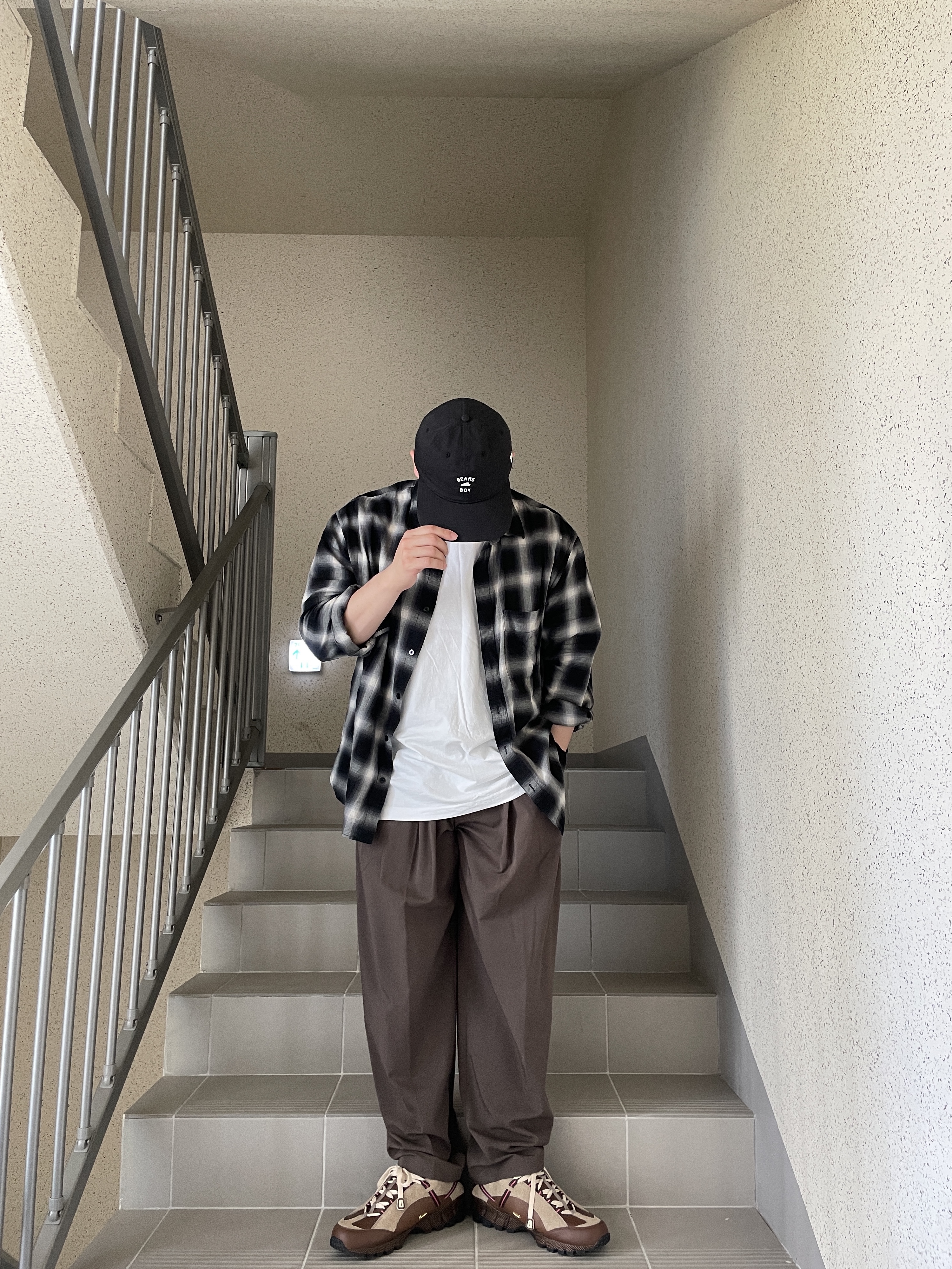 Nike x Jacquemus Air Humara LX Ale Brown and Gold 착용 스타일 - 3