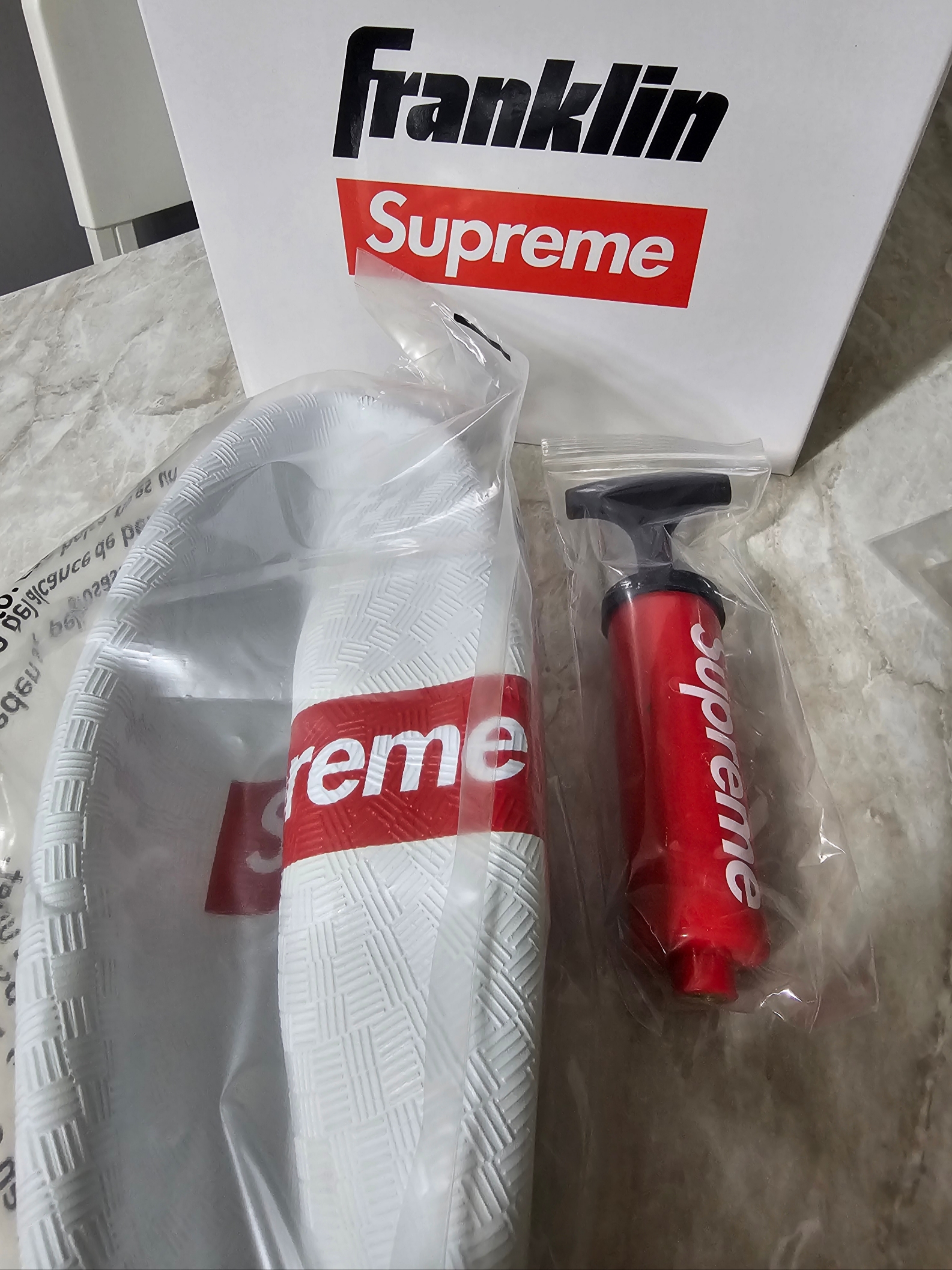 Supreme x Franklin Playground Ball White - 24SS 착용 스타일 - 1