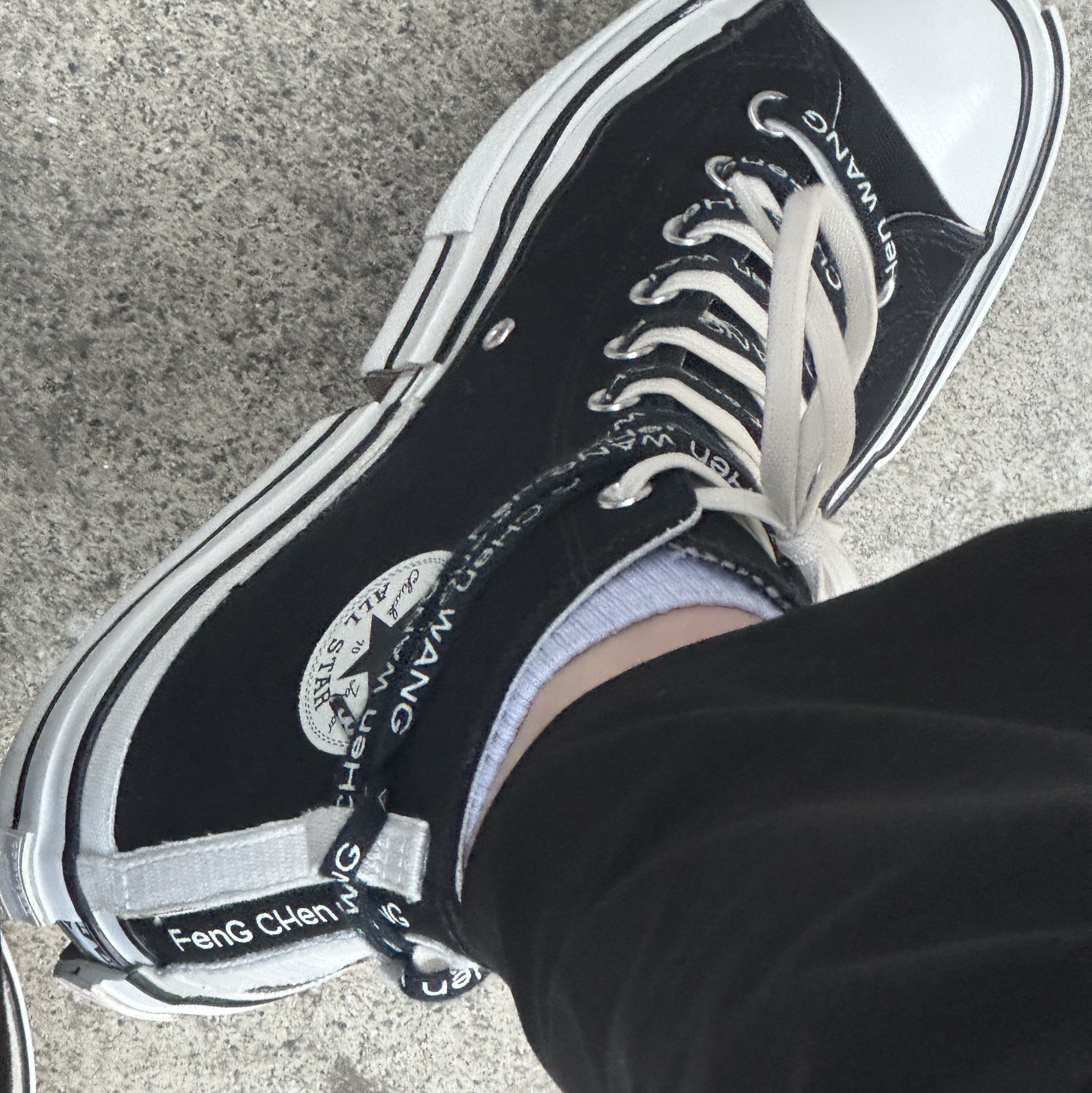 Converse x Feng Chen Wang Chuck 70 2-in-1 Natural Ivory Black 착용 스타일 - 1