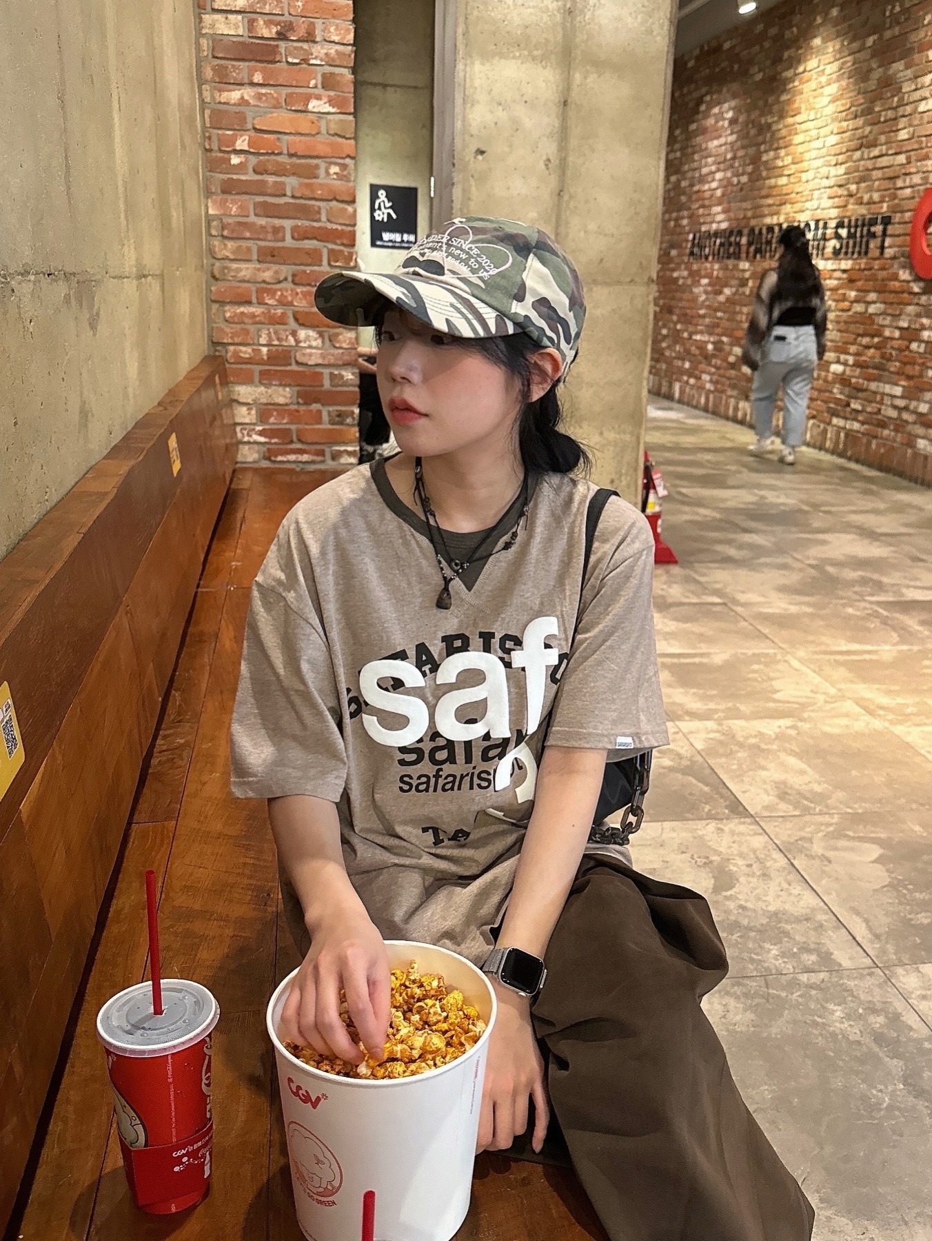 [KREAM 단독] Safarispot Roux Base School Club Tee Brown, (W) Honsby Darling Harbour2 Black 착용 스타일 - 1