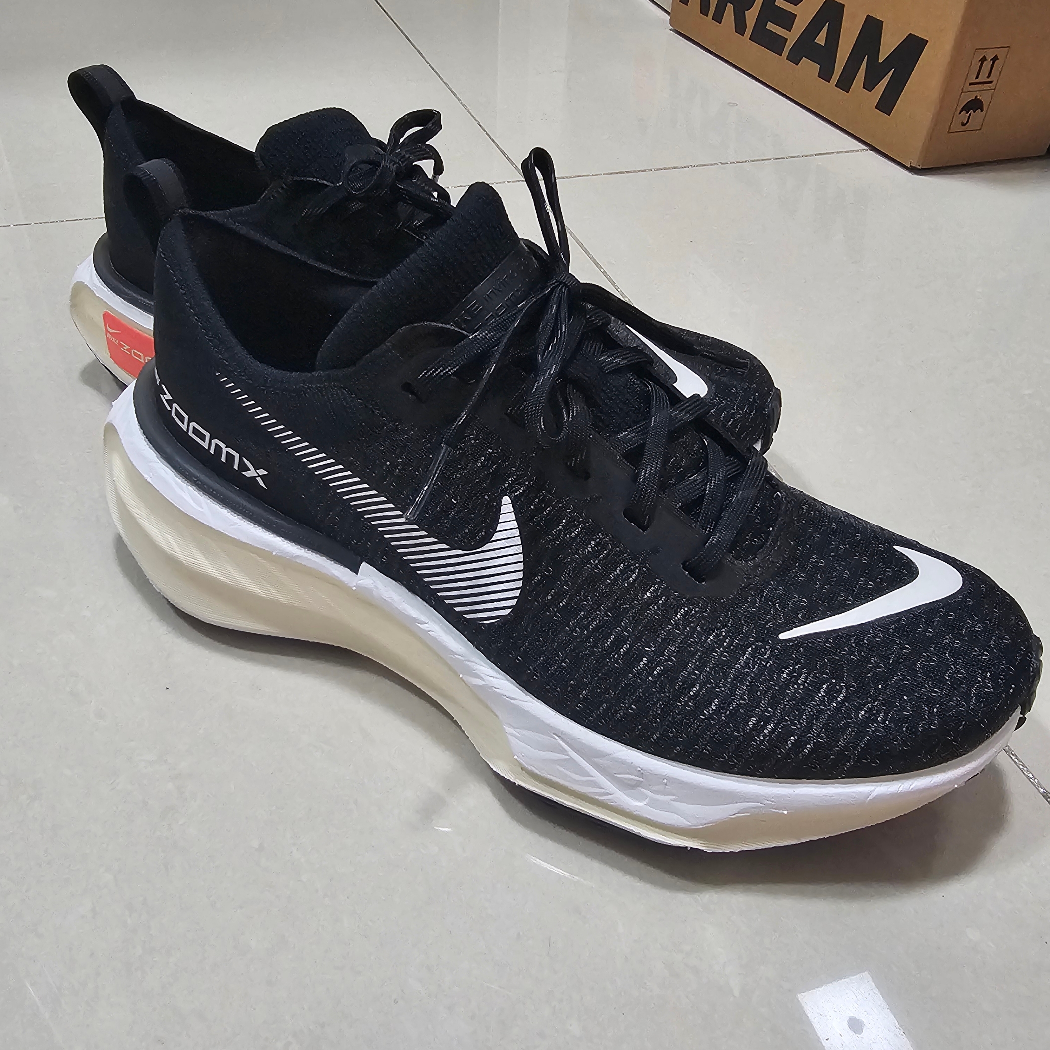Nike ZoomX Invincible Run Flyknit 3 Black White 착용 스타일