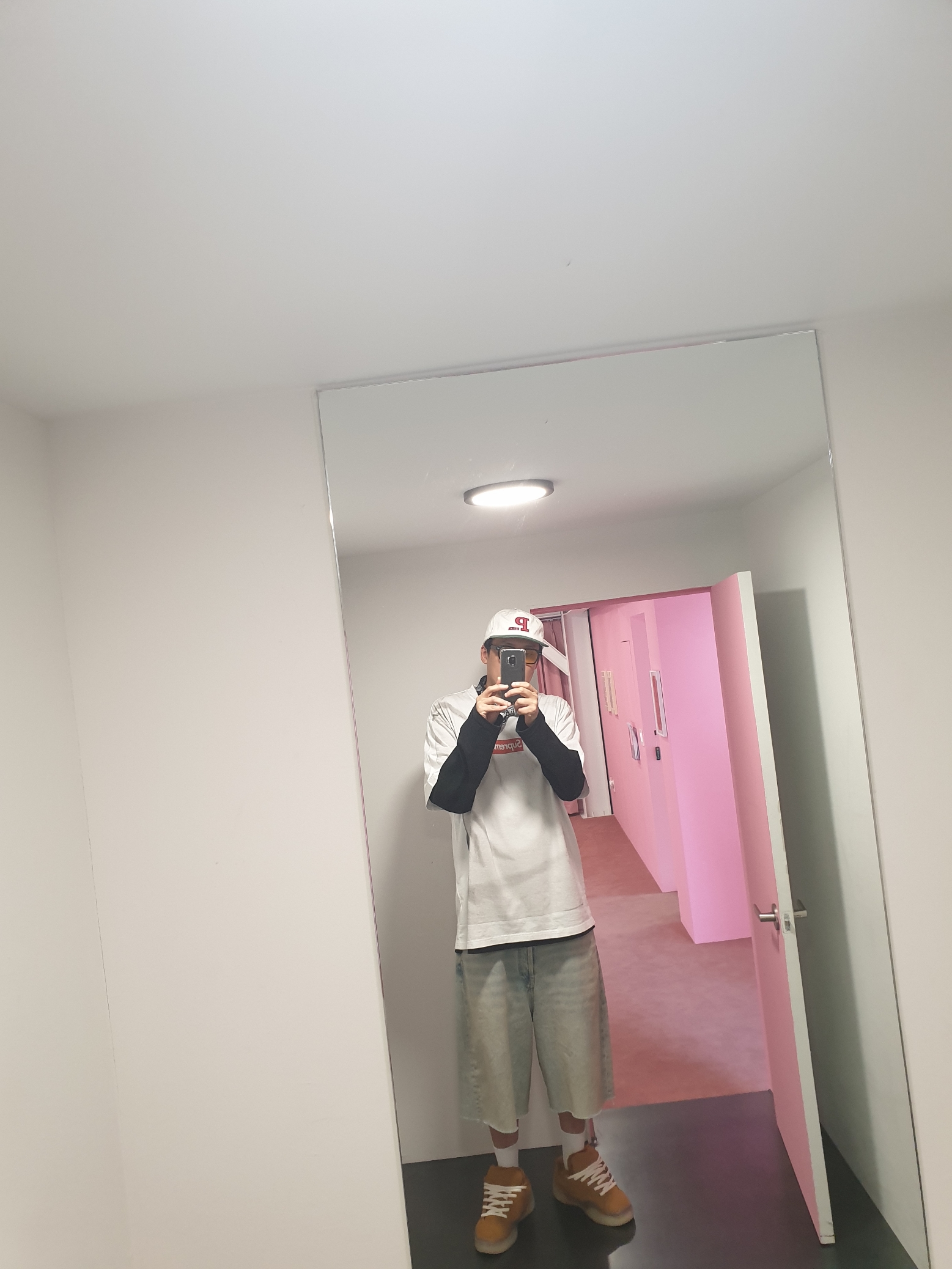 Supreme x MM6 Maison Margiela Box Logo T-Shirt White - 24SS, ERL Vamp Skate Shoe Natural Brown 착용 스타일 - 3