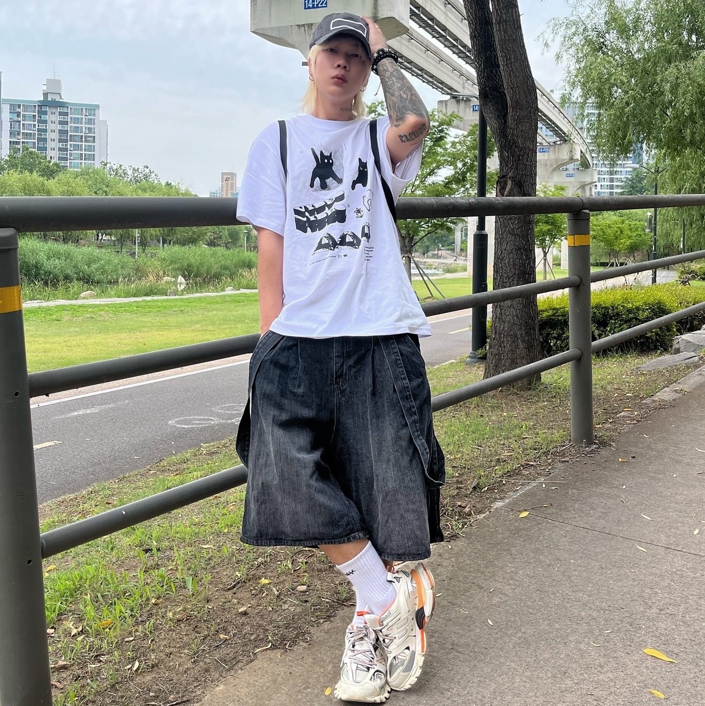 Balenciaga Track Sneakers White Orange 2019 착용 스타일 - 4