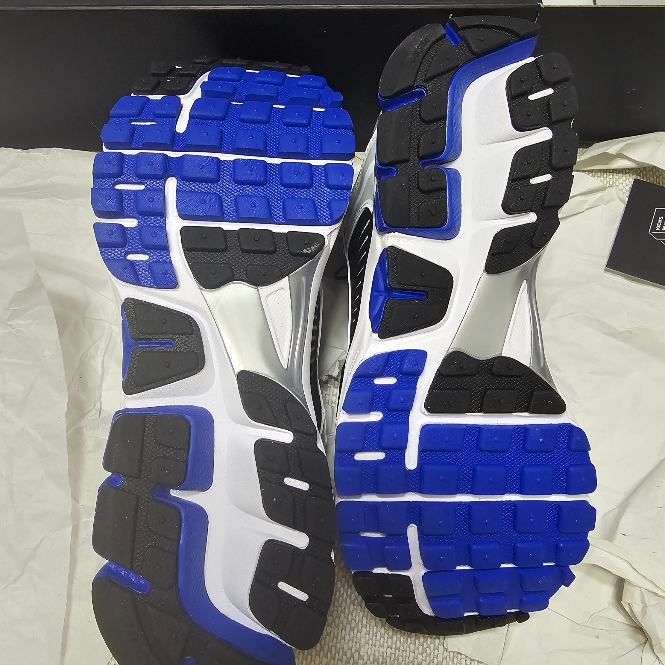 Nike Zoom Vomero 5 White Racer Blue Black 착용 스타일 - 5