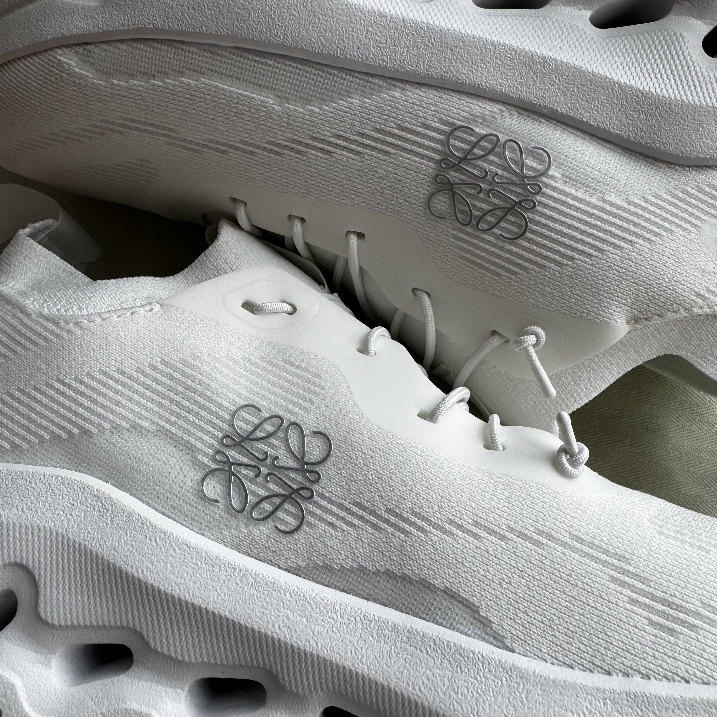 (W) Loewe x On Running Cloudtilt All White 착용 스타일 - 3