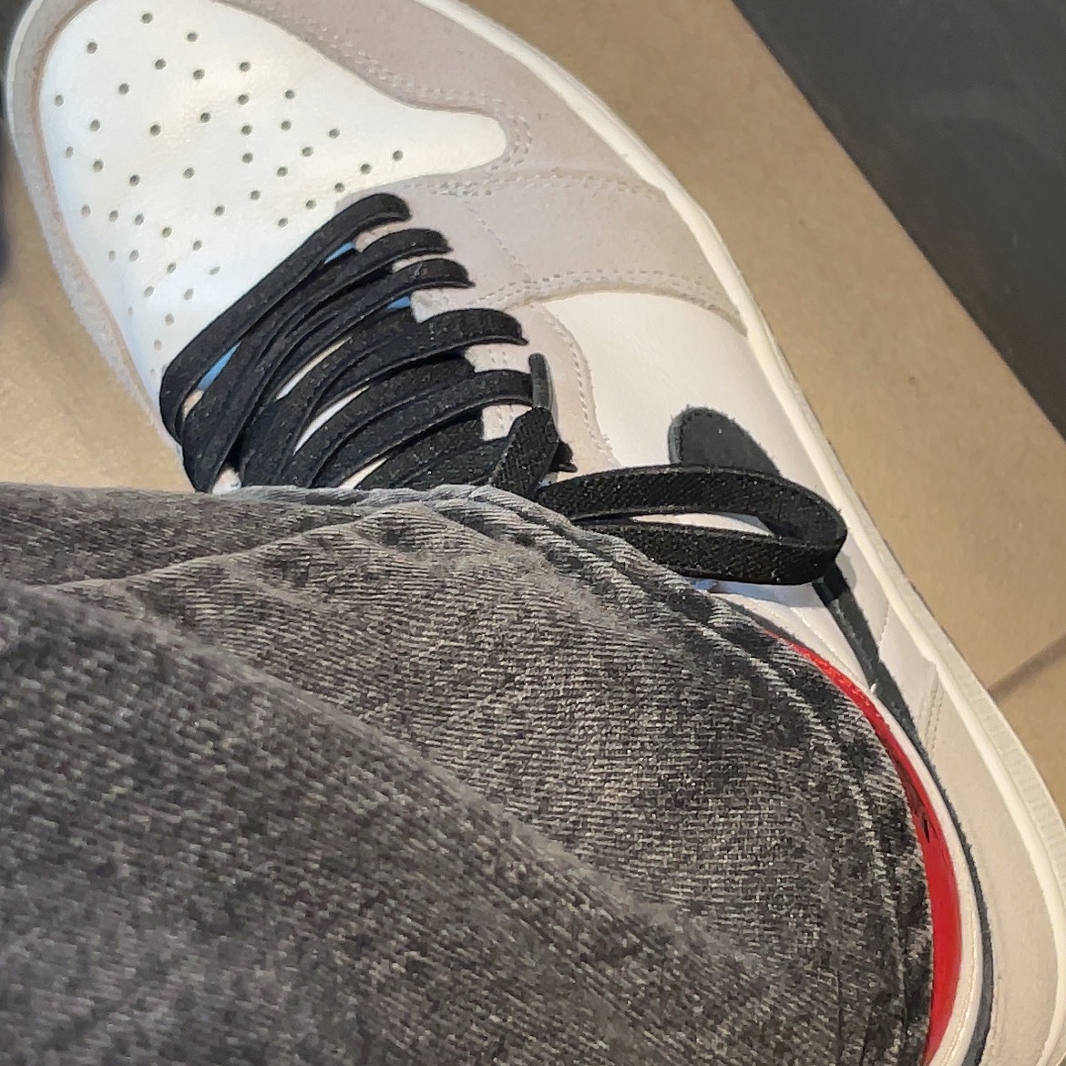 Jordan 1 Retro High OG Light Smoke Grey 착용 스타일