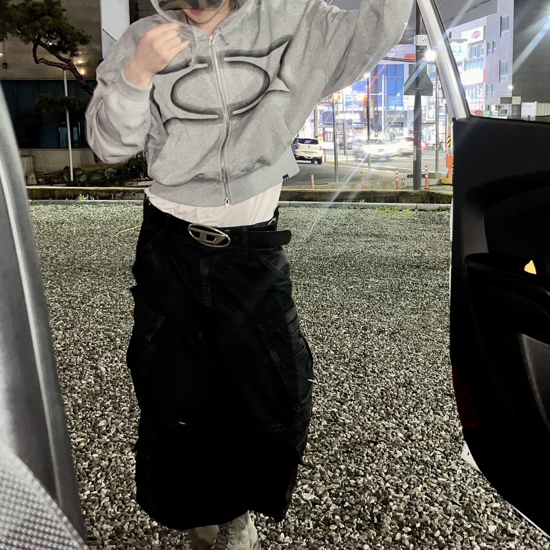 Diesel B-1DR Leather Belt with D Buckle Black, Project G/R Oversized Convertible Cargo Pants Coated Black 착용 스타일