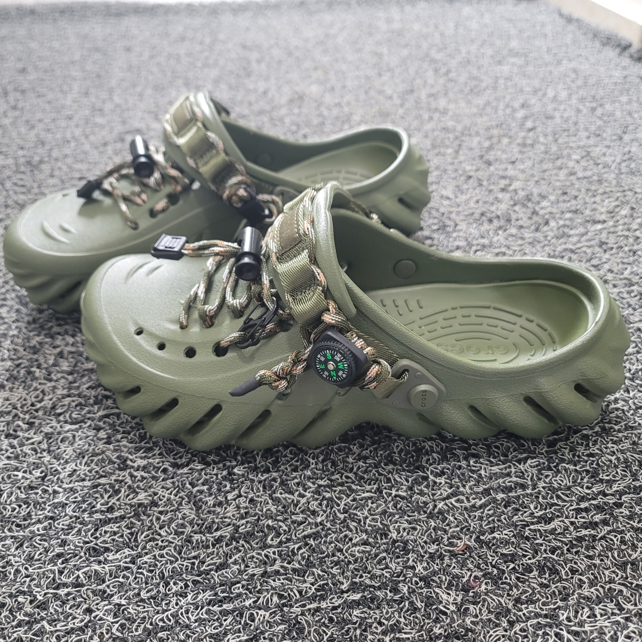 Crocs Echo Clog Army Green 착용 스타일 - 3