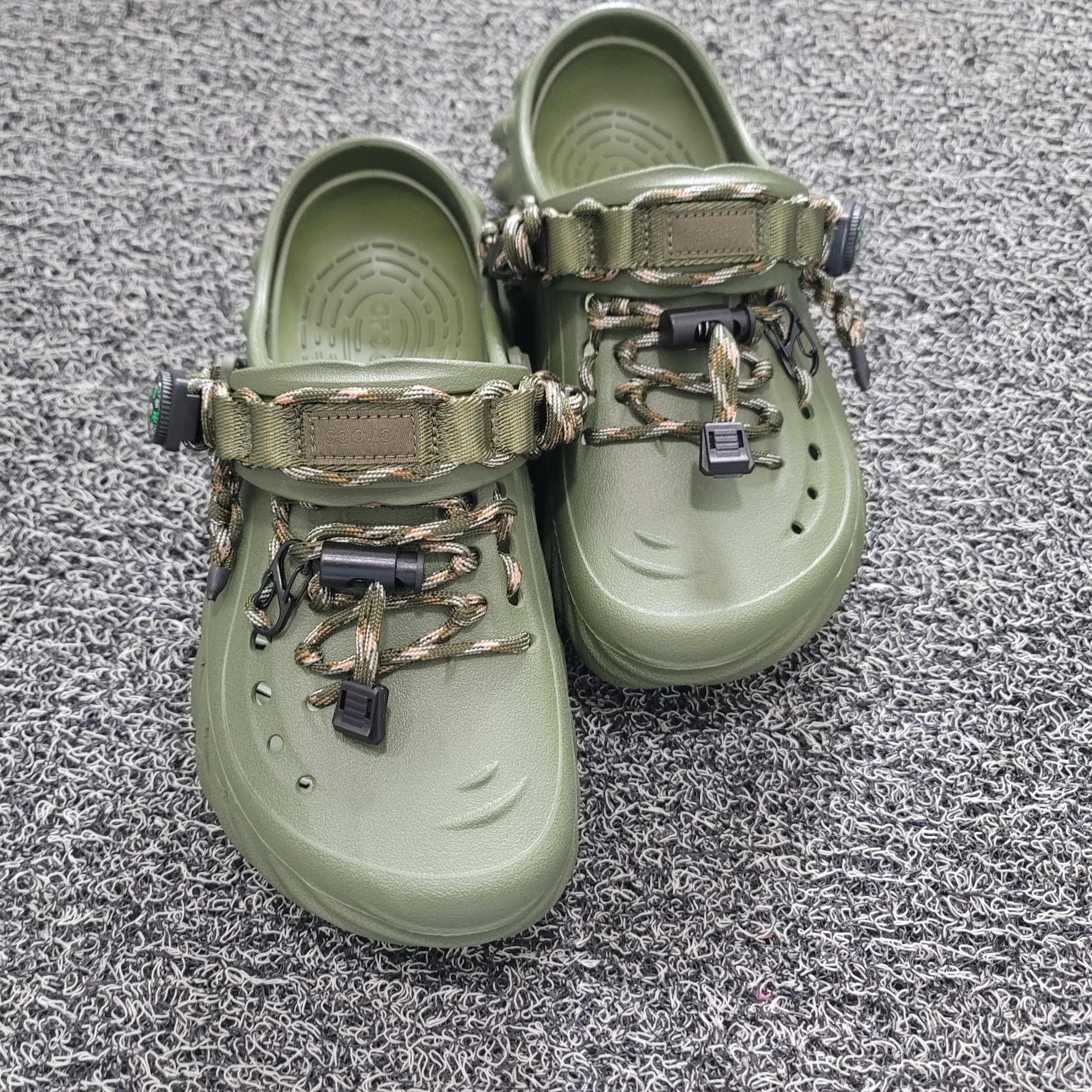 Crocs Echo Clog Army Green 착용 스타일 - 4