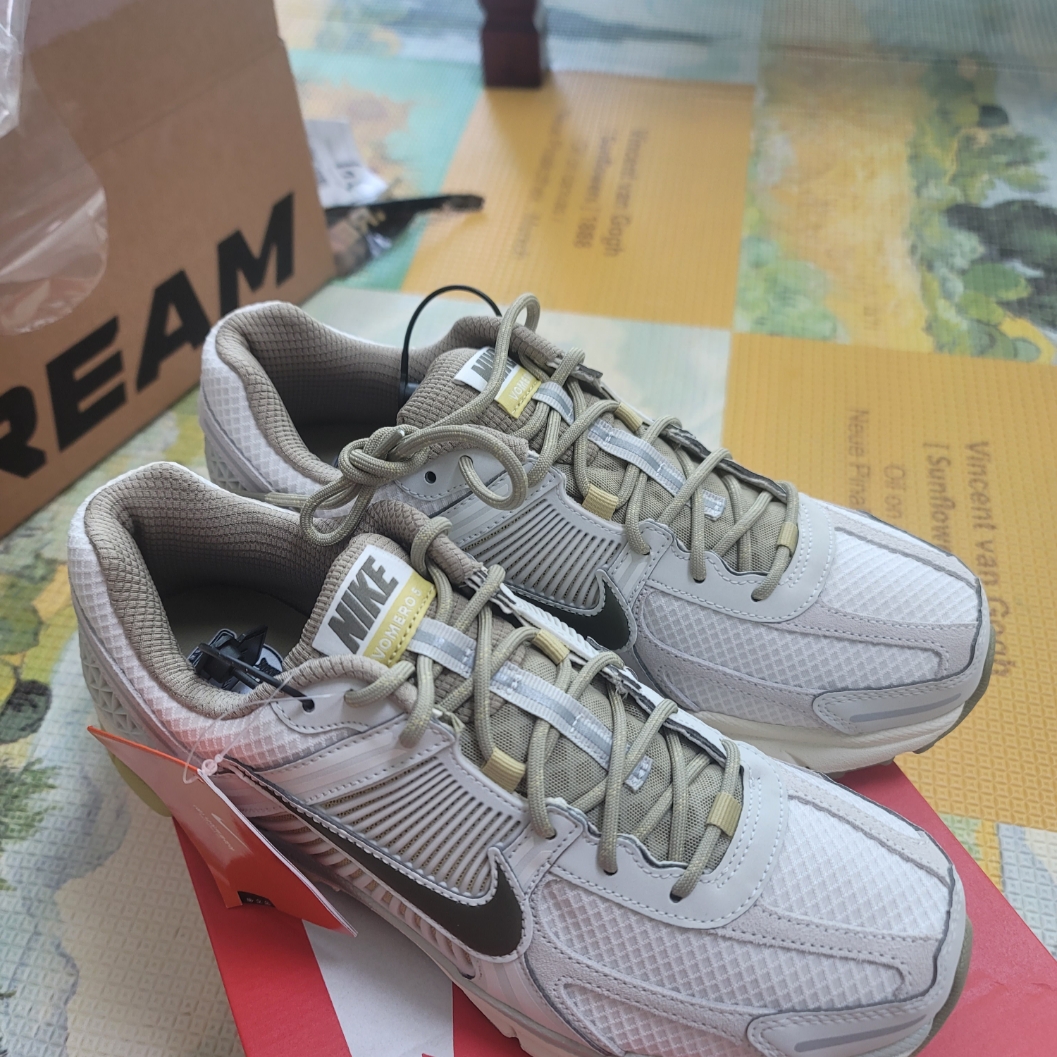 Nike Zoom Vomero 5 Light Bone and Phantom 착용 스타일 - 2