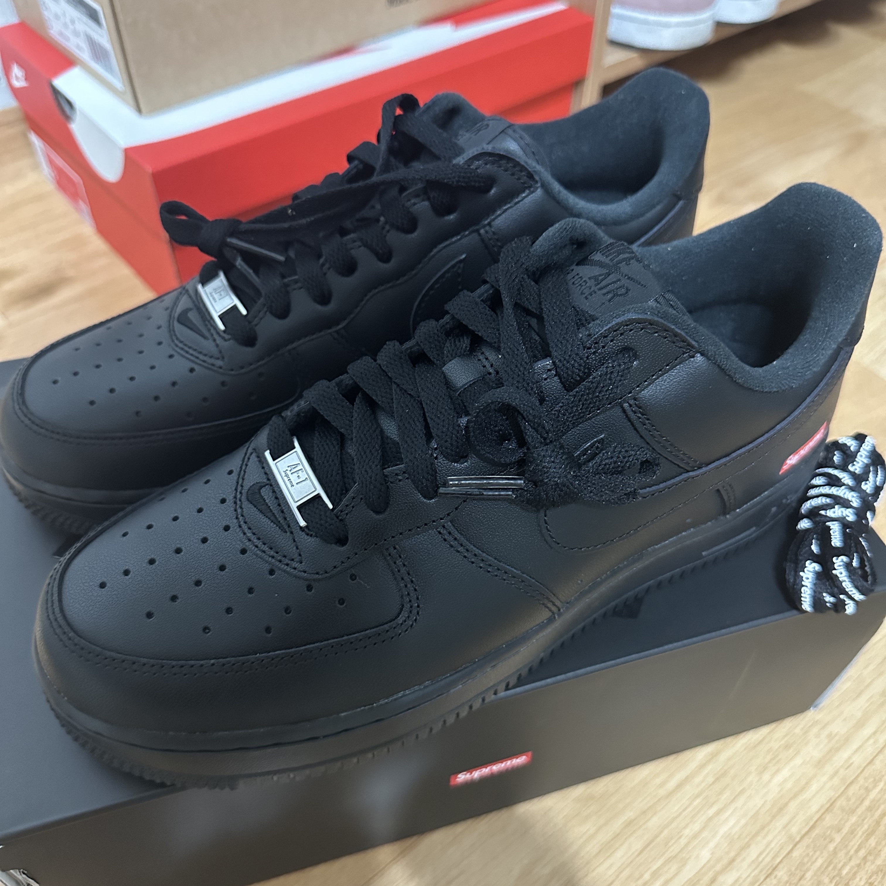 Nike x Supreme Air Force 1 Low Black 착용 스타일