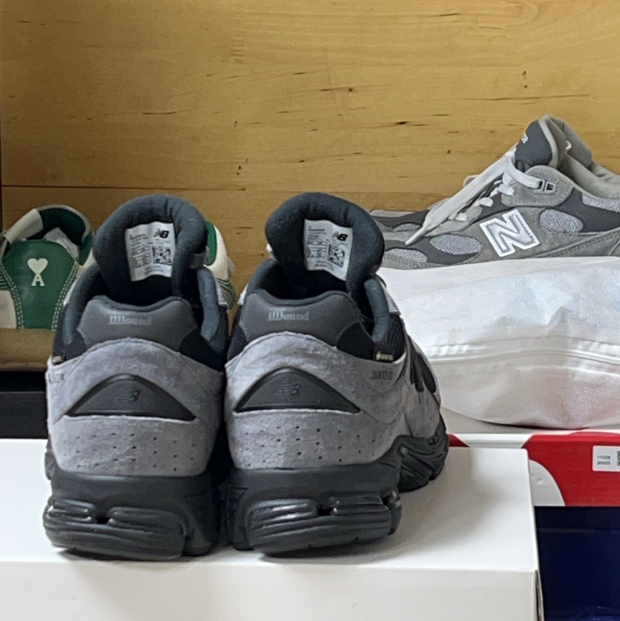 Puma x AMI Suede Crepe Pristine, New Balance x JJJJound 2002R Gore-Tex Charcoal 착용 스타일