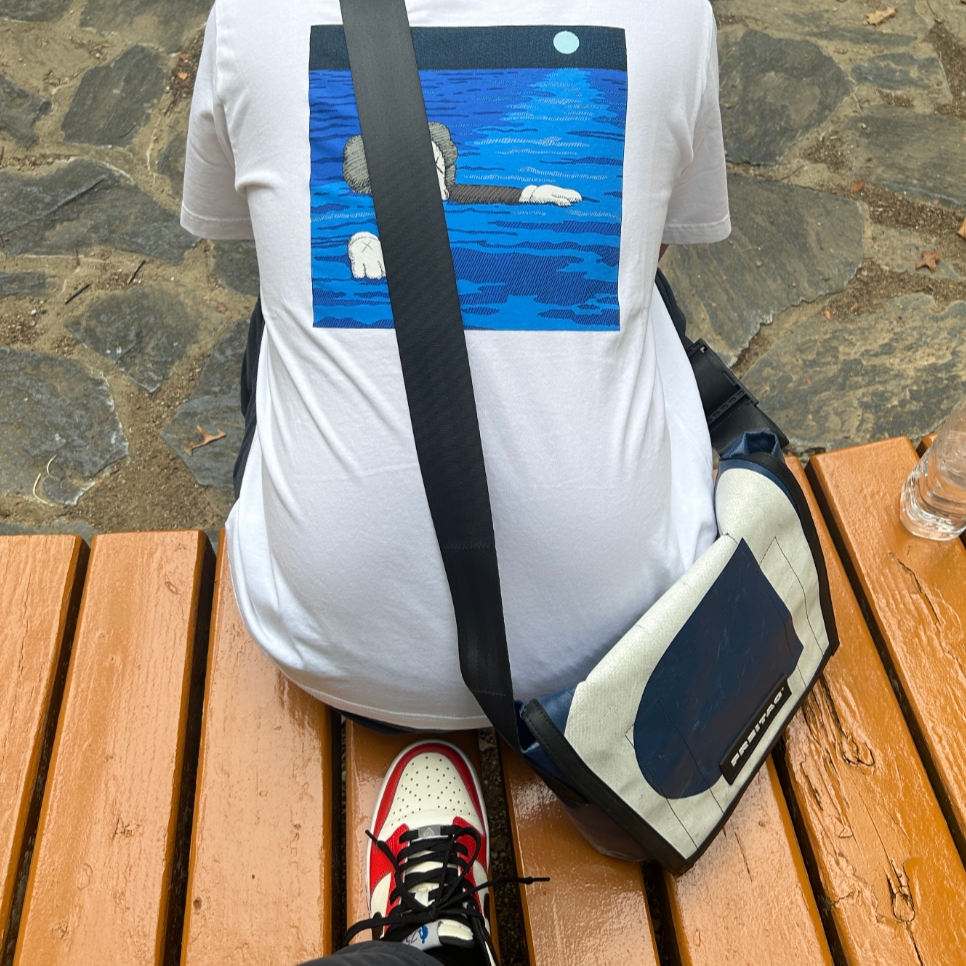 Uniqlo UT x Kaws Short Sleeve Graphic T-Shirt White, Nike x NBA Dunk Low Retro EMB Black and Chile Red 착용 스타일 - 1