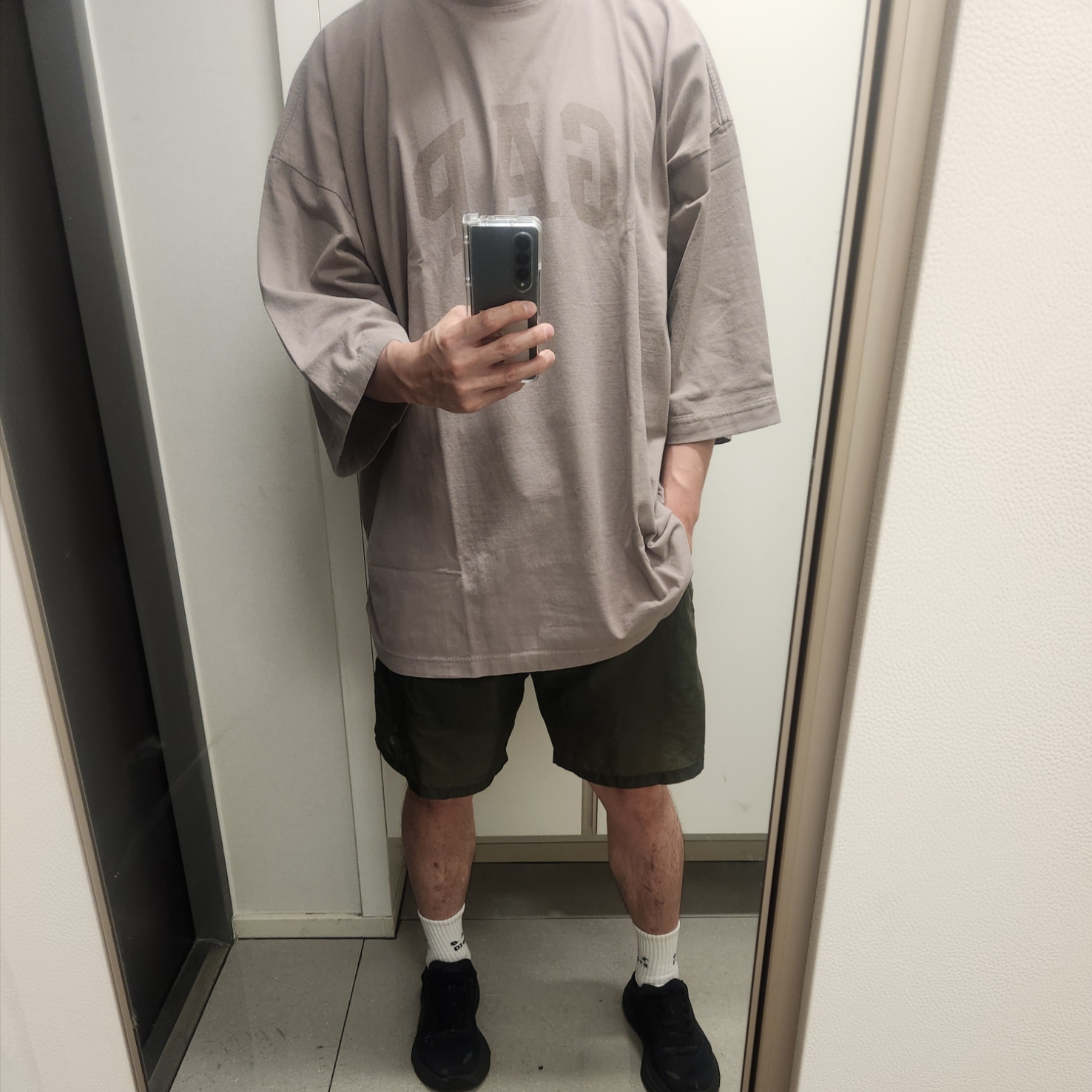 Yeezy Gap Engineered By Balenciaga Dove 3/4 Sleeve T-Shirt Black 착용 스타일