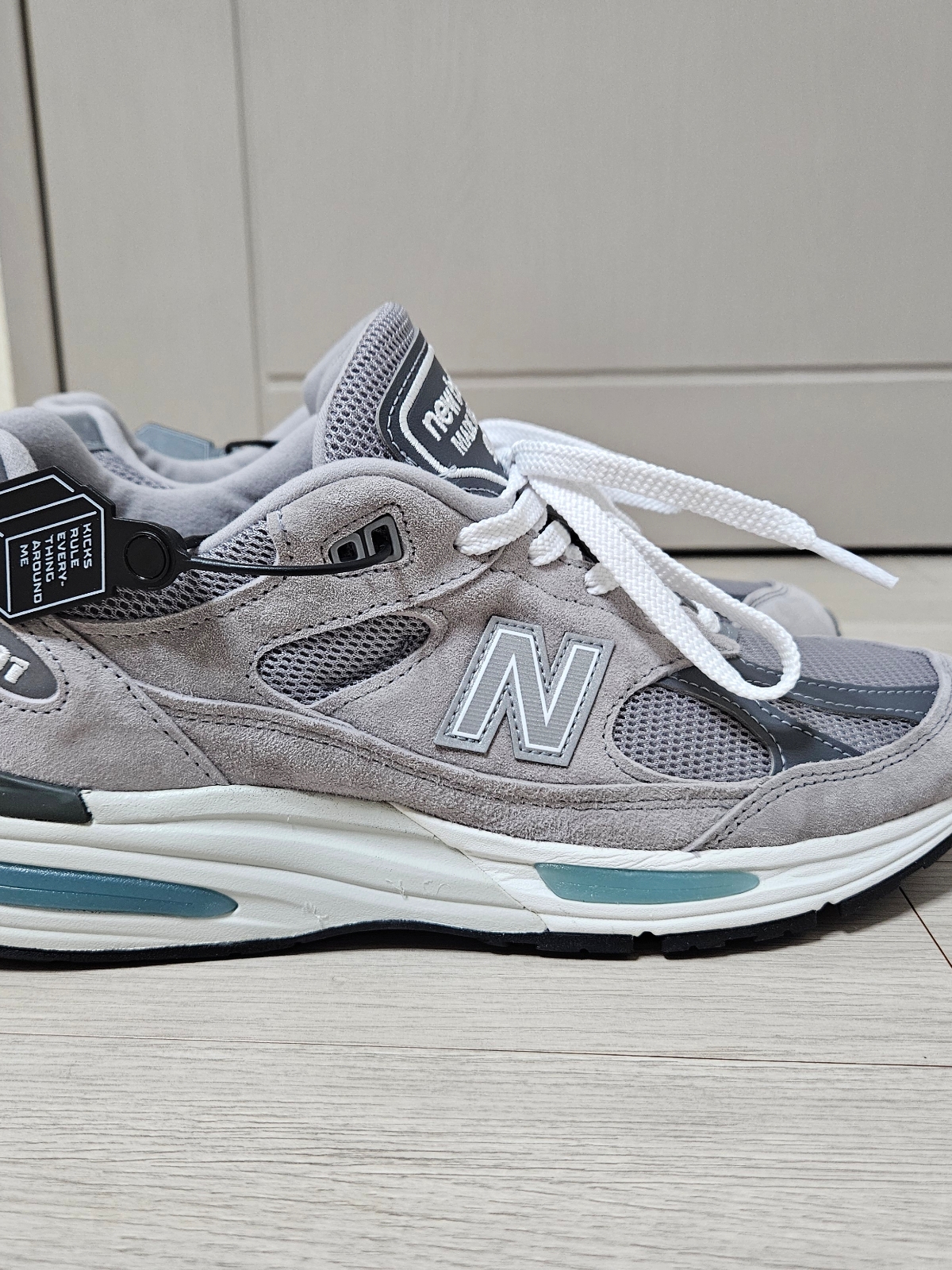 New Balance 991v2 Made in UK Rock Ridge Alloy Silver 착용 스타일 - 2