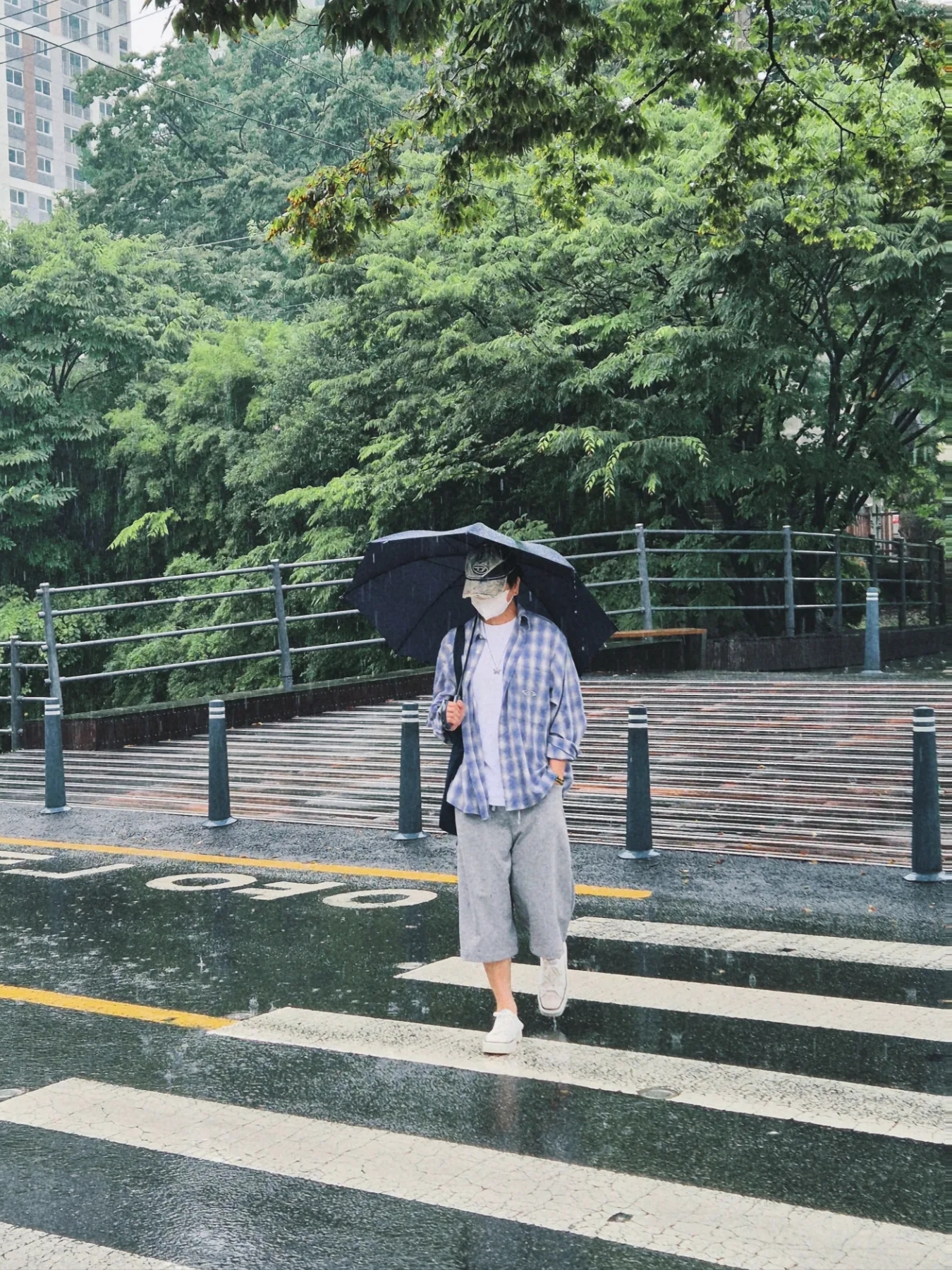 Diesel C-Seymon Treated Denim Baseball Cap Blue White, MJD Wide Carpenter Bermuda Shorts Melange Grey 착용 스타일 - 1