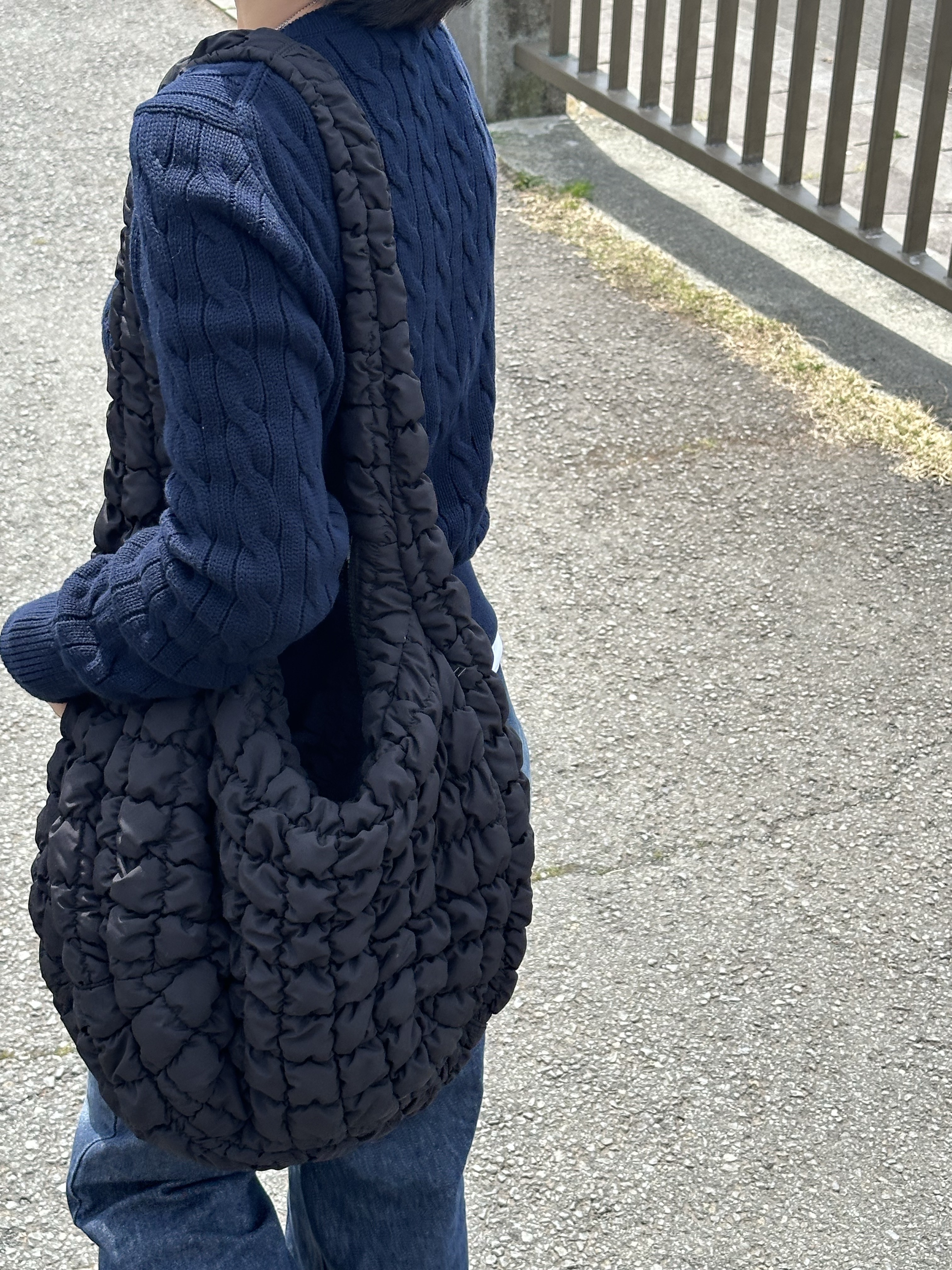 Stussy Ace Sunglasses Black Brown Lens, COS Quilted Oversized Shoulder Bag Black 착용 스타일 - 2