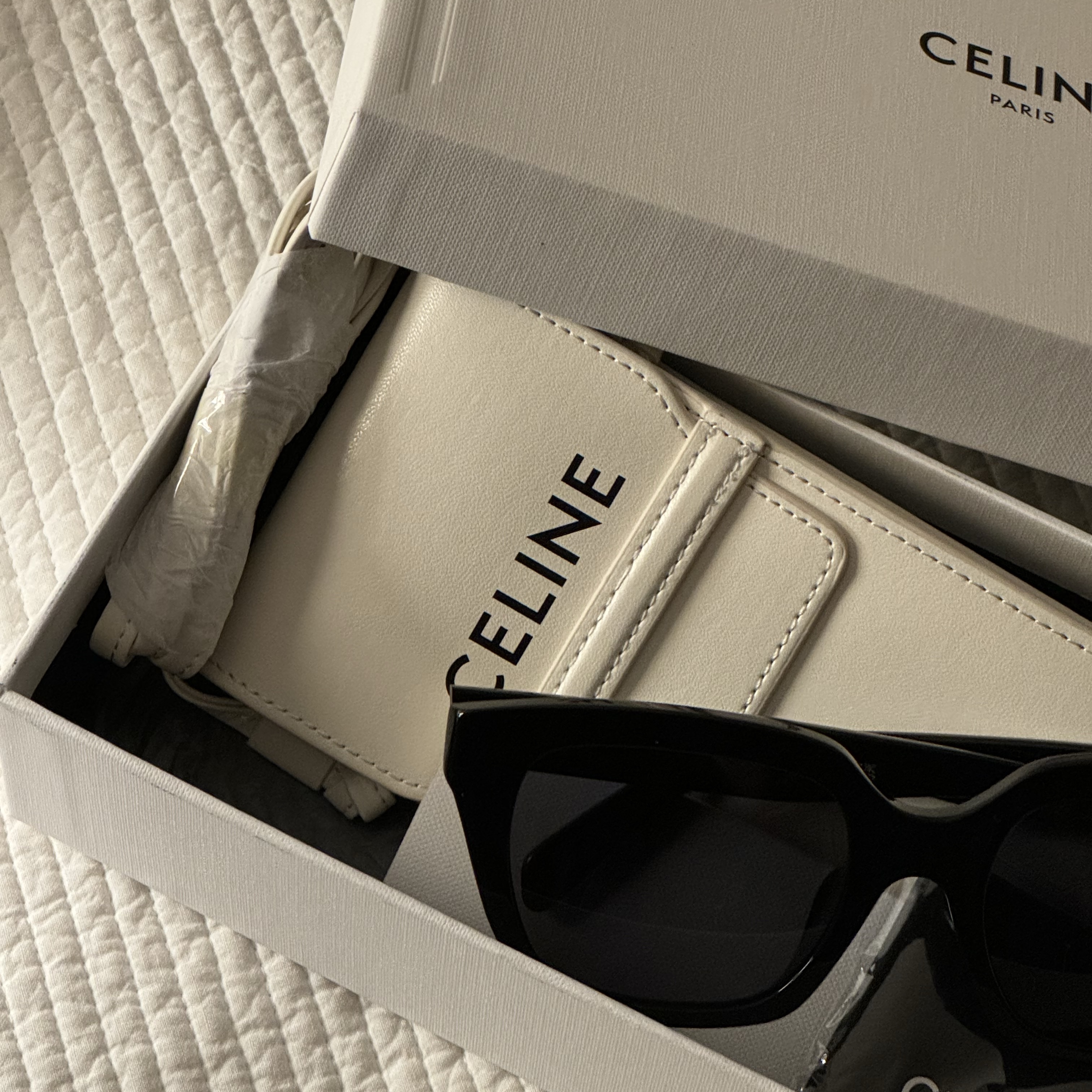 (W) Celine Monochroms 03 Sunglasses in Acetate Black 착용 스타일
