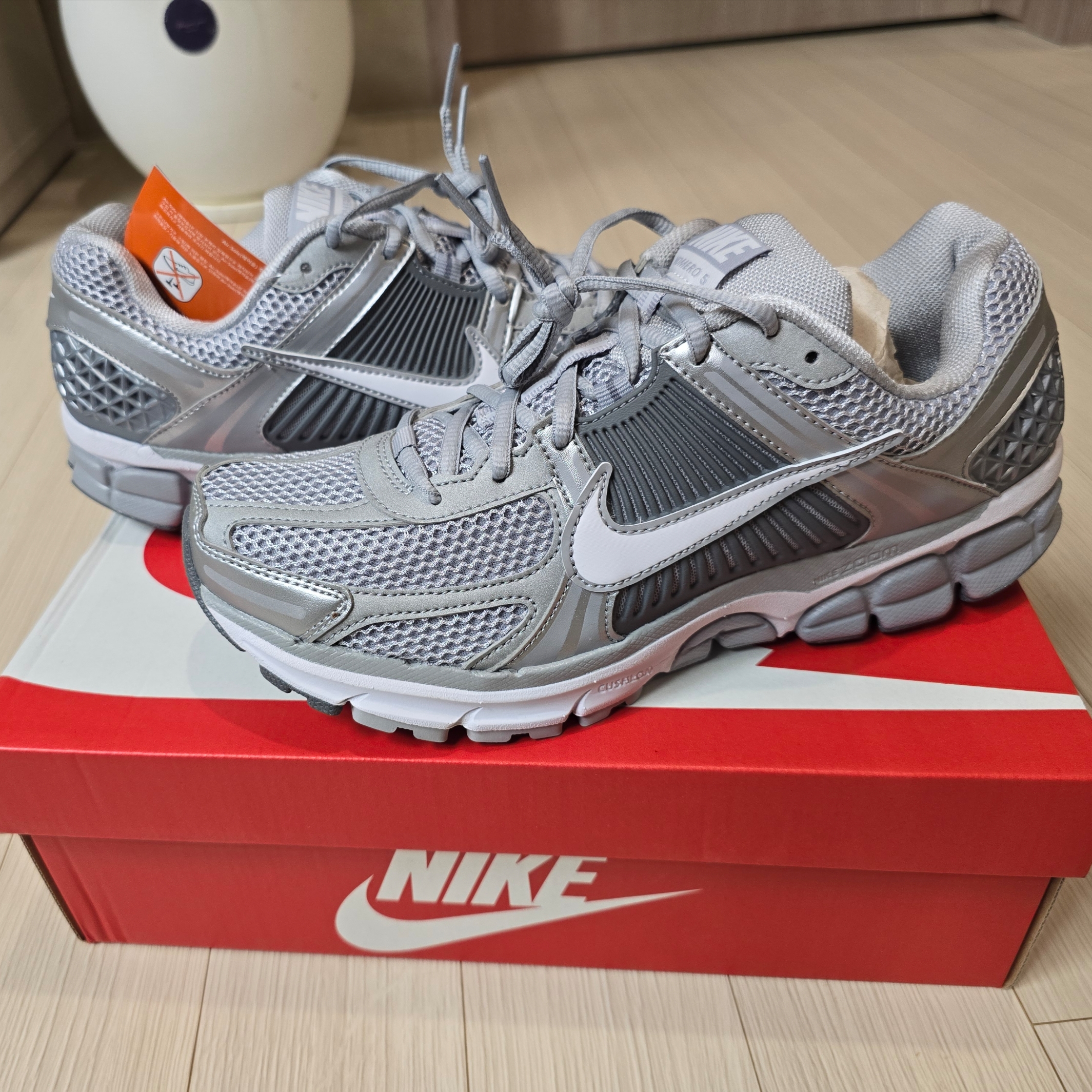 Nike Zoom Vomero 5 Wolf Grey White 착용 스타일 - 1