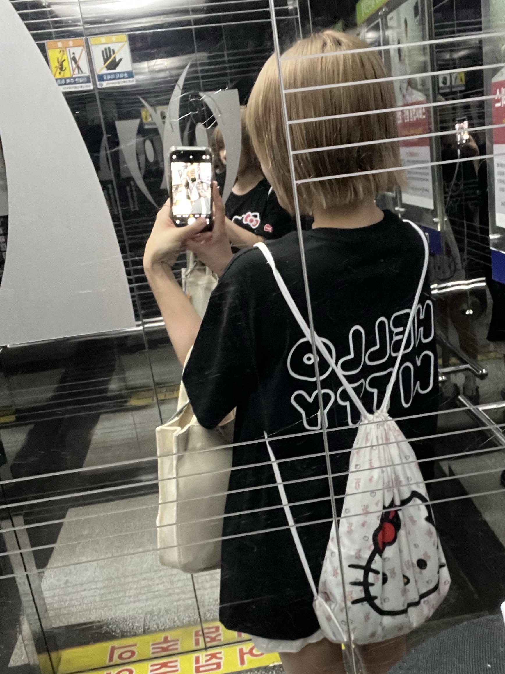 Open Yy x Hello Kitty T-Shirt Black, Crocs Classic Crush Clog Black 착용 스타일 - 2