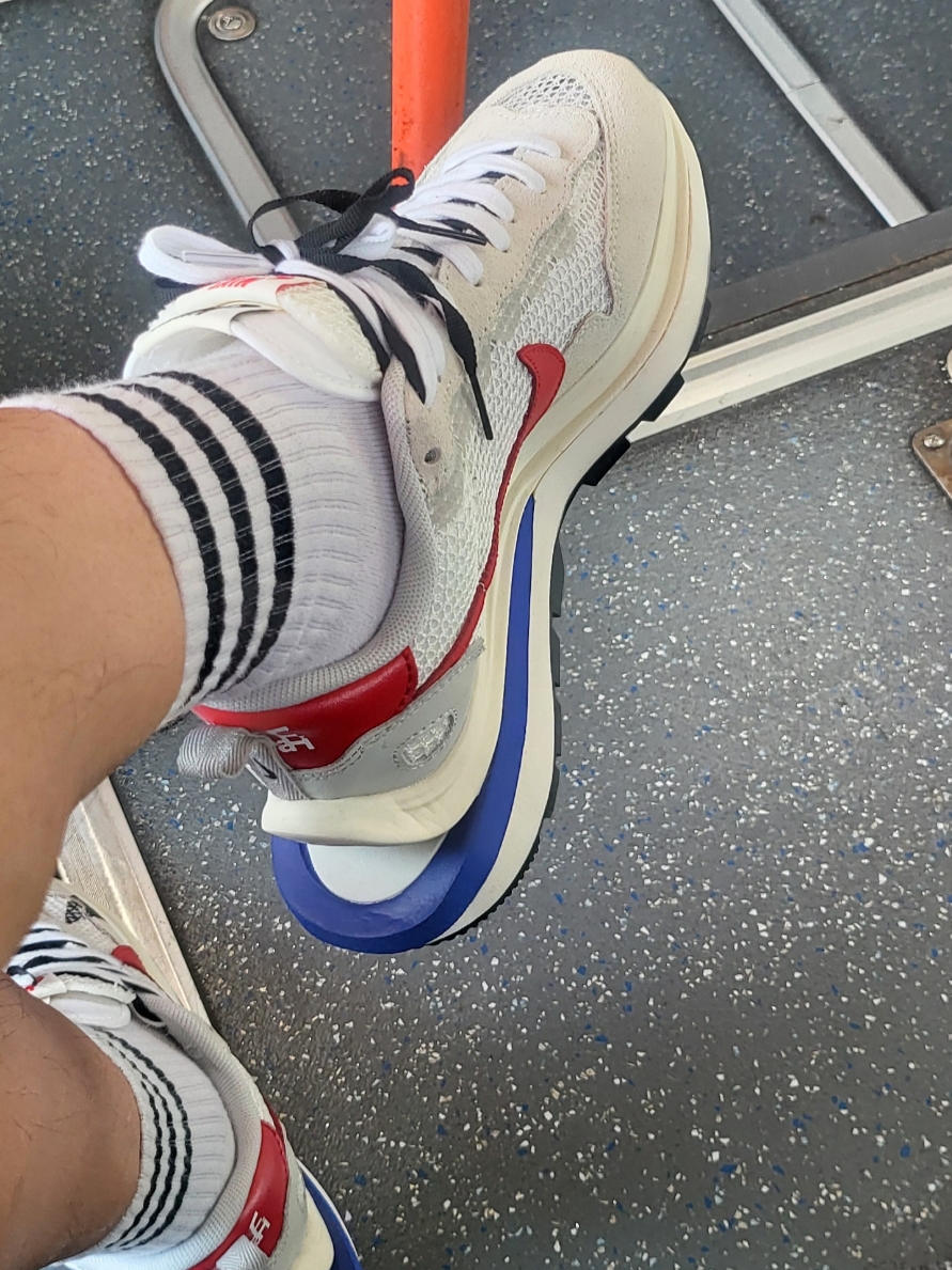 Nike x Sacai VaporWaffle Royal Fuchsia 착용 스타일