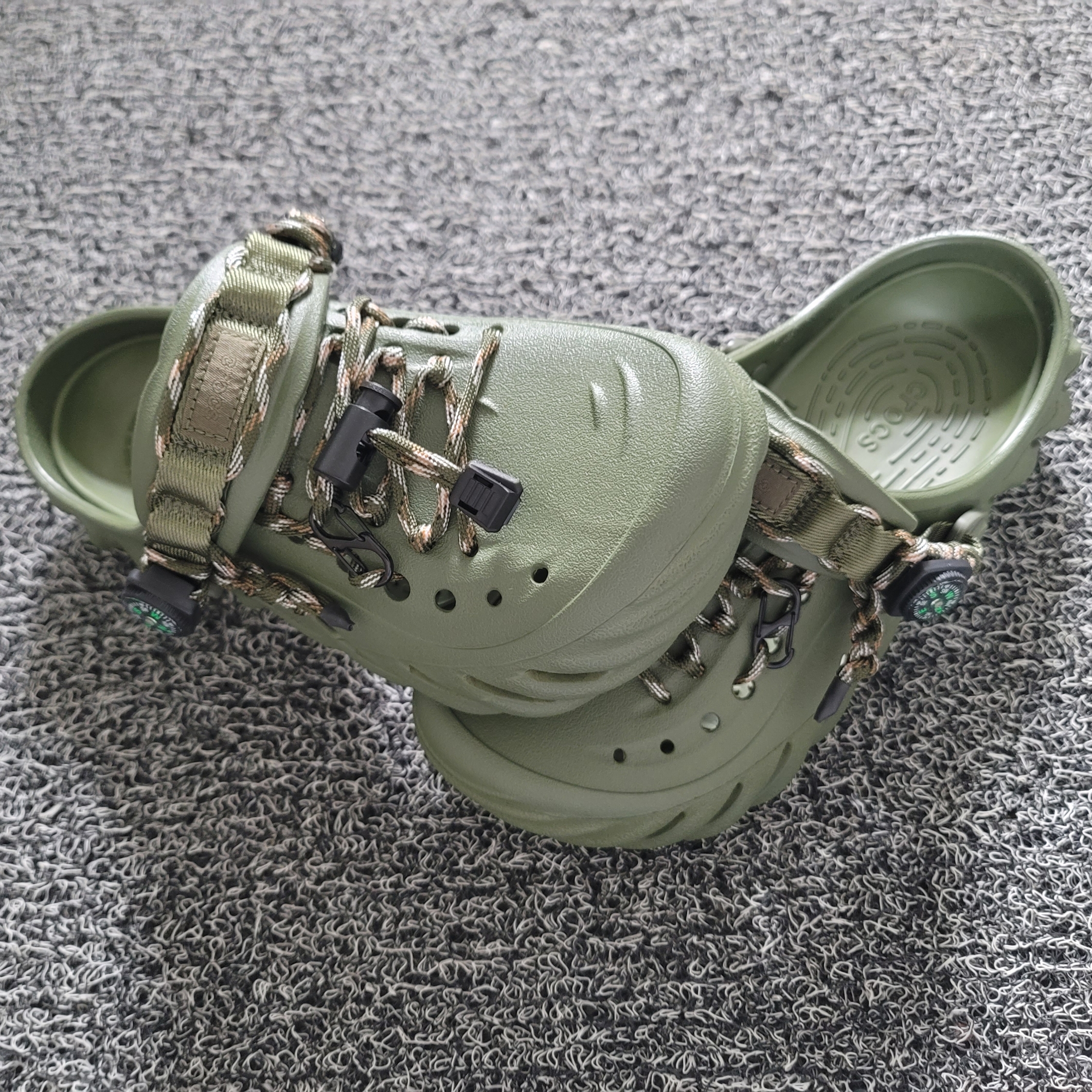 Crocs Echo Clog Army Green 착용 스타일 - 9
