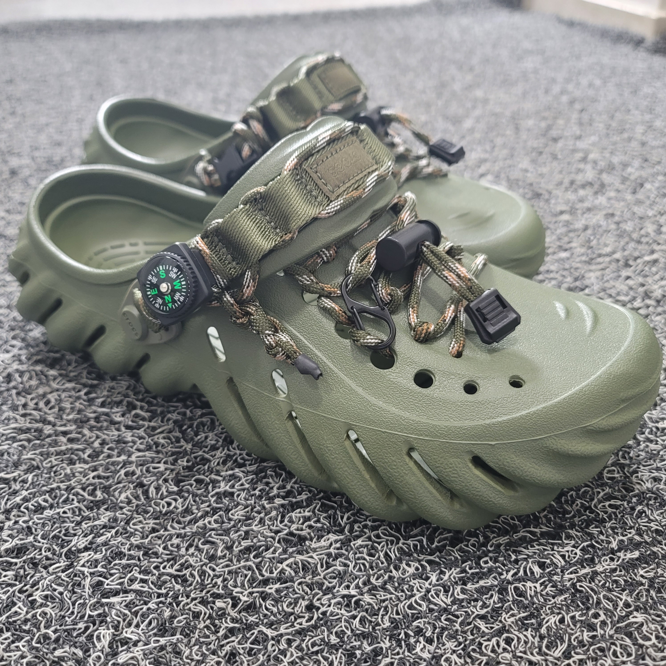Crocs Echo Clog Army Green 착용 스타일 - 2