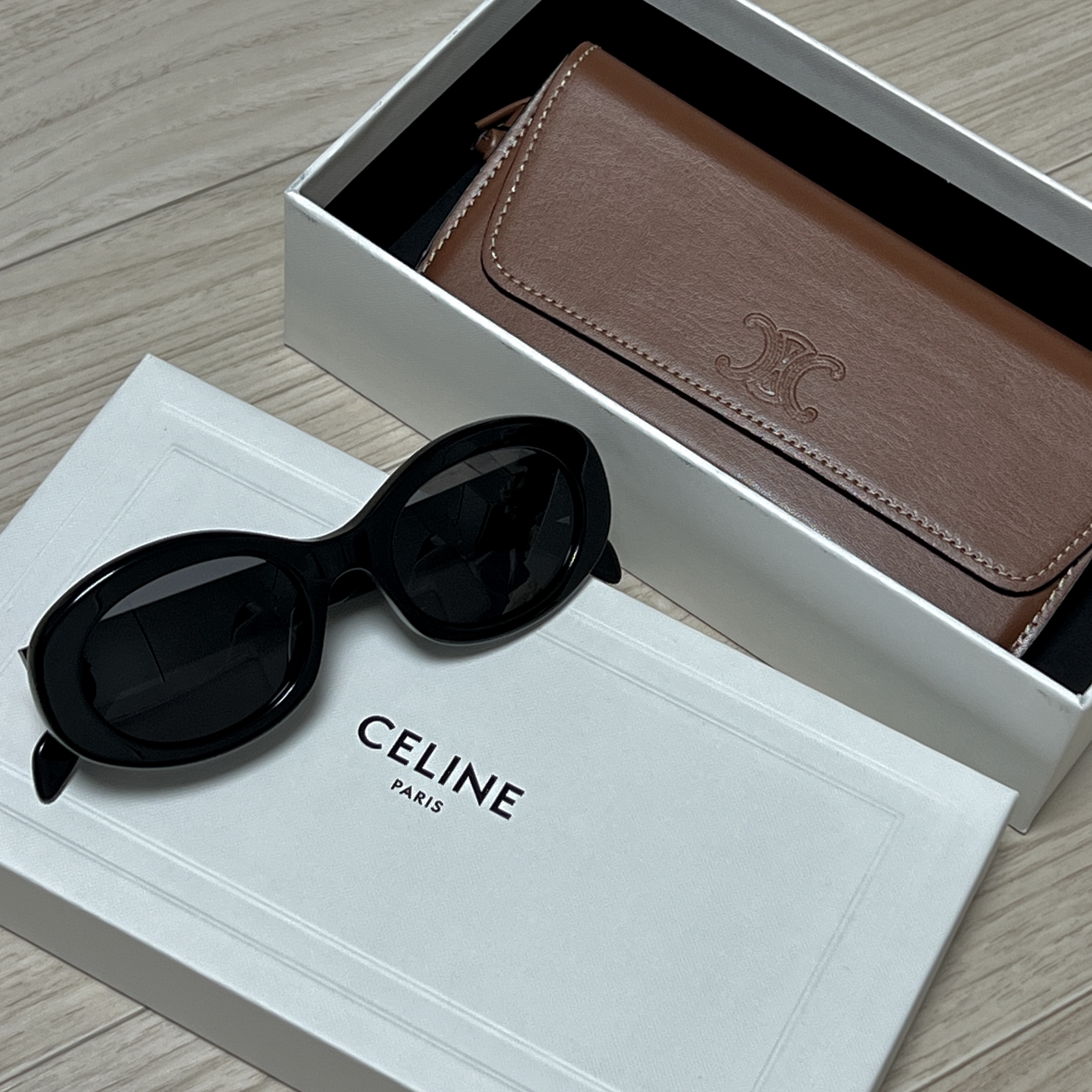 (W) Celine Triomphe 01 Sunglasses in Acetate Black 착용 스타일 - 2