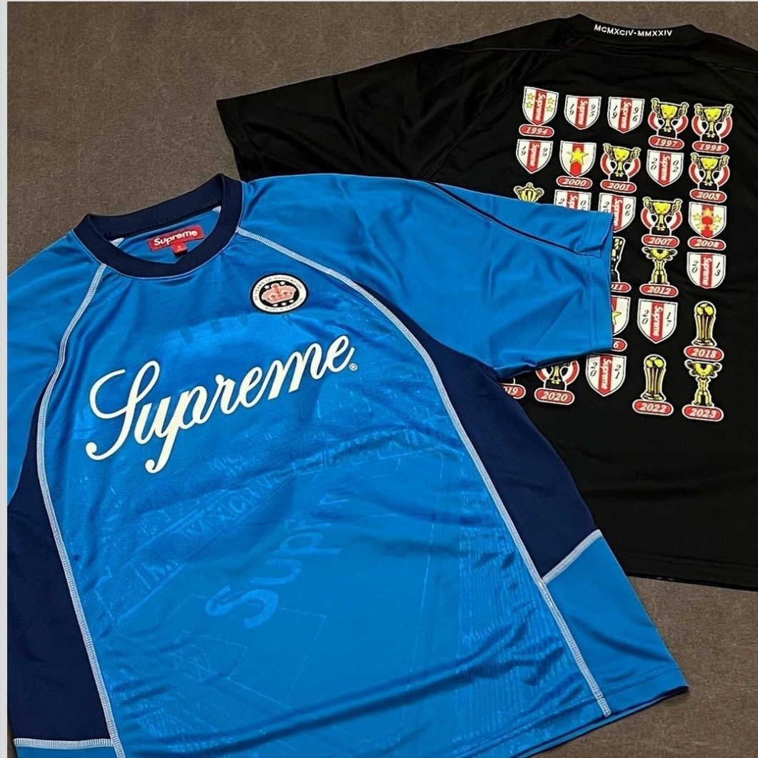 Supreme Jacquard Soccer Jersey Blue - 24SS, Supreme Jacquard Soccer Jersey Black - 24SS 착용 스타일 - 1