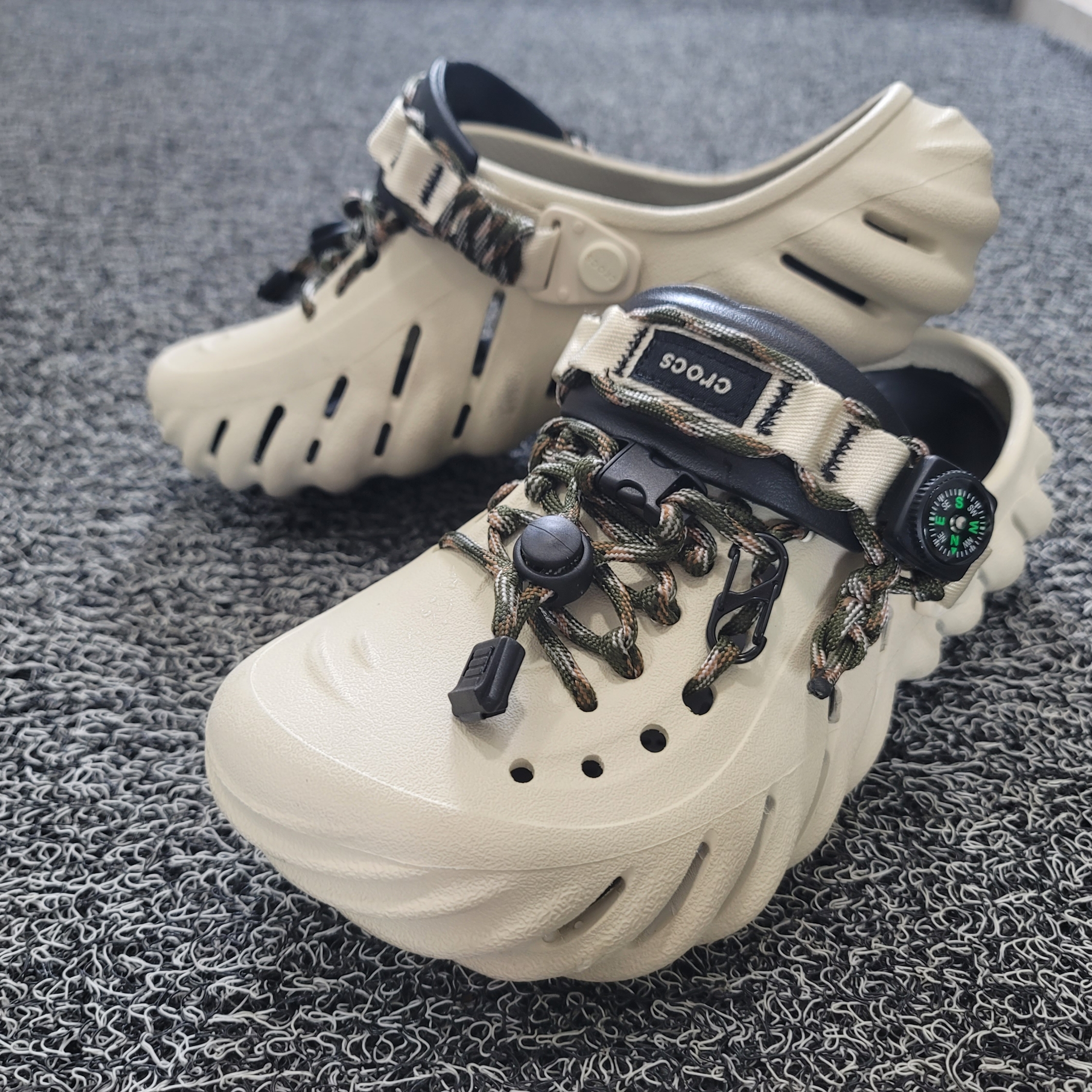 Crocs Echo Clog Bone Black 착용 스타일 - 2