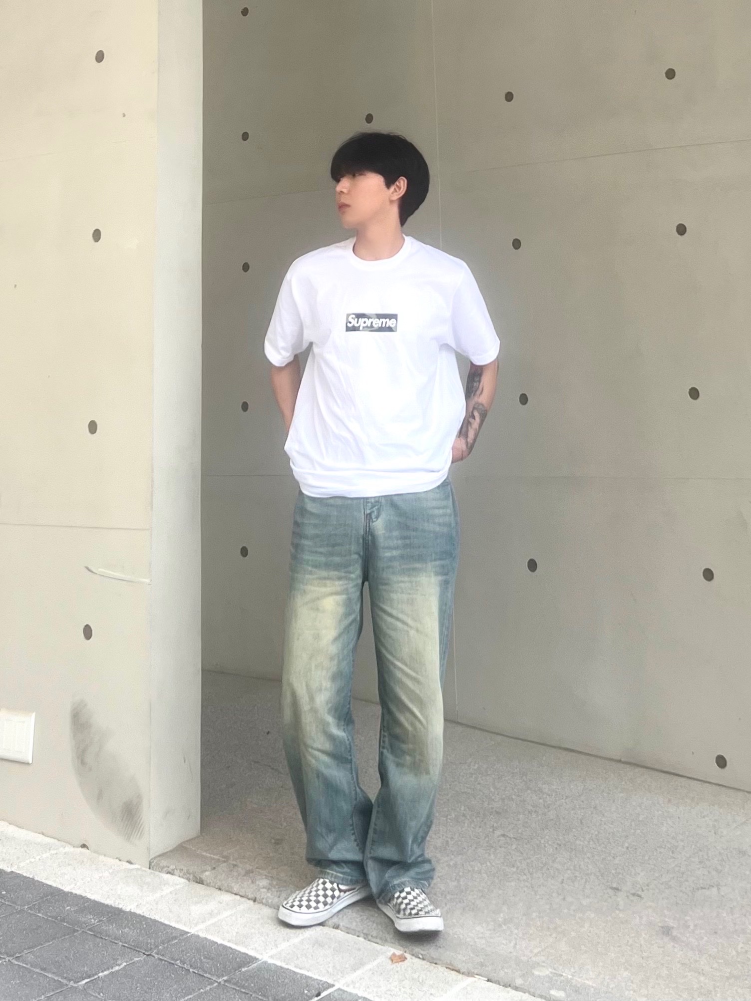 Supreme Box Logo T-Shirt White - 23FW, Vans Slip-On Checkerboard 착용 스타일 - 1